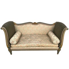 Canapé à joues de style Louis XVI, bois laqué gris/vert rechampi bleu et or.