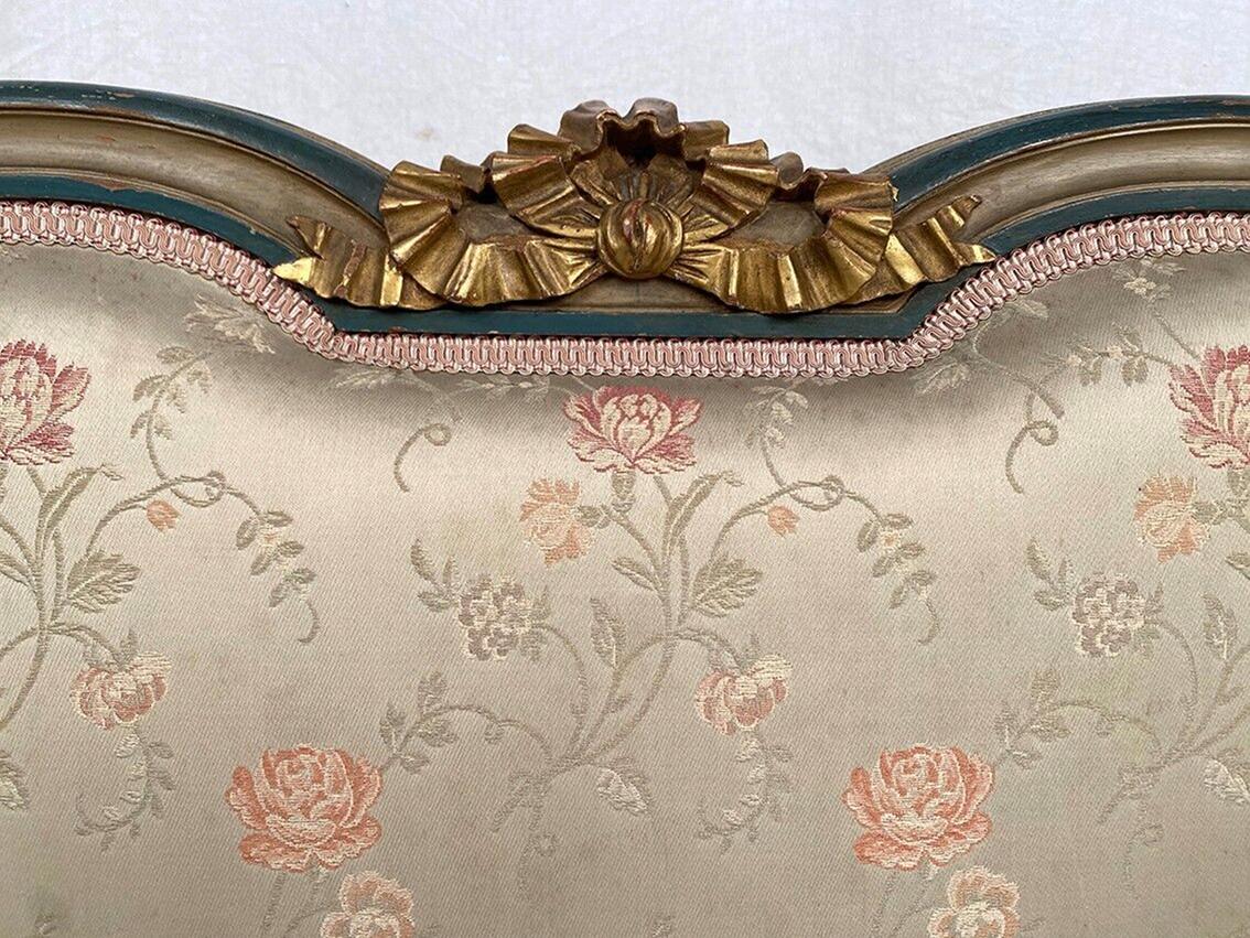 19th Century Canapé à joues de style Louis XVI, bois laqué gris/vert rechampi bleu et or. For Sale
