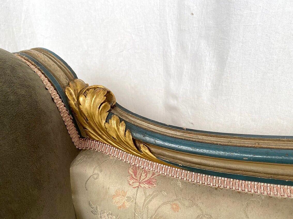 Wood Canapé à joues de style Louis XVI, bois laqué gris/vert rechampi bleu et or. For Sale