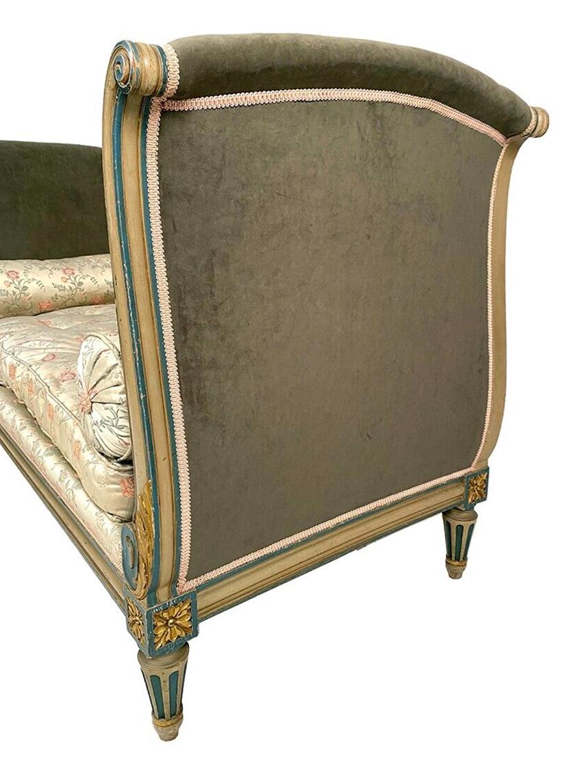 Canapé à joues de style Louis XVI, bois laqué gris/vert rechampi bleu et or. For Sale 2