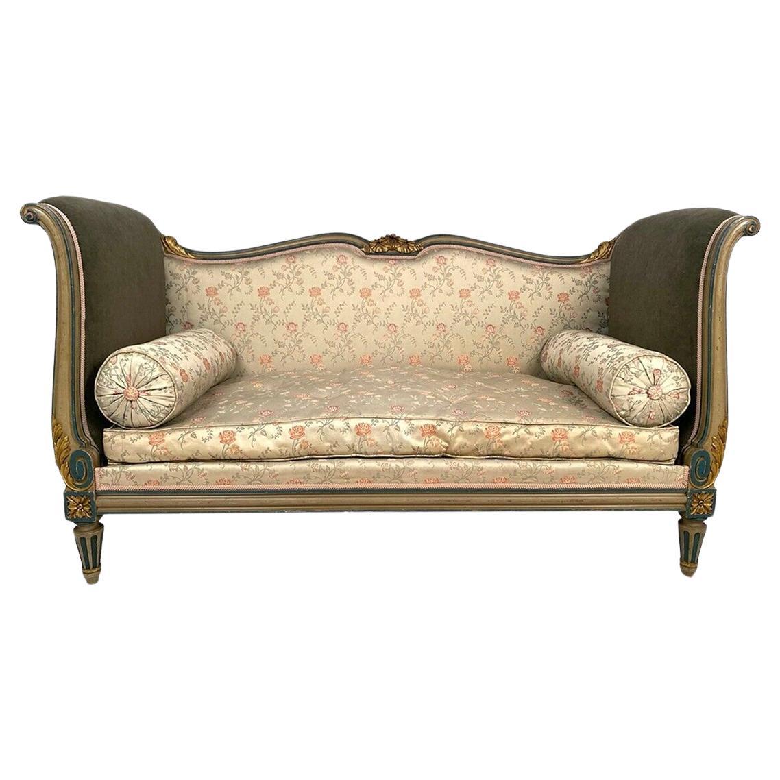Canapé à joues de style Louis XVI, bois laqué gris/vert rechampi bleu et or. For Sale