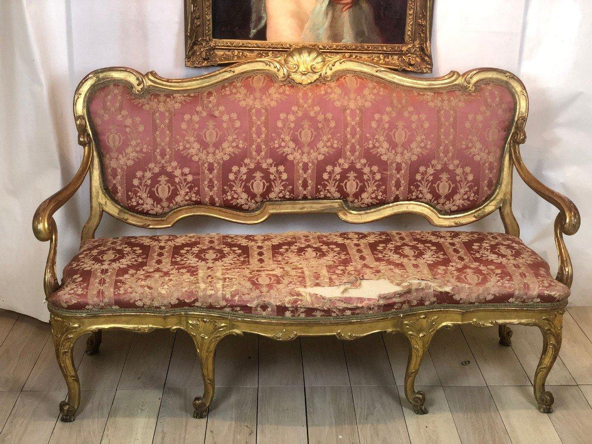 Magnifique canapé sculpté en bois doré ! Ce magnifique canapé se distingue par ses formes légères et harmonieuses, typiques des plus importants artisans vénitiens de l'époque. L'élégance des formes et la légèreté qu'elles expriment lui permettent de