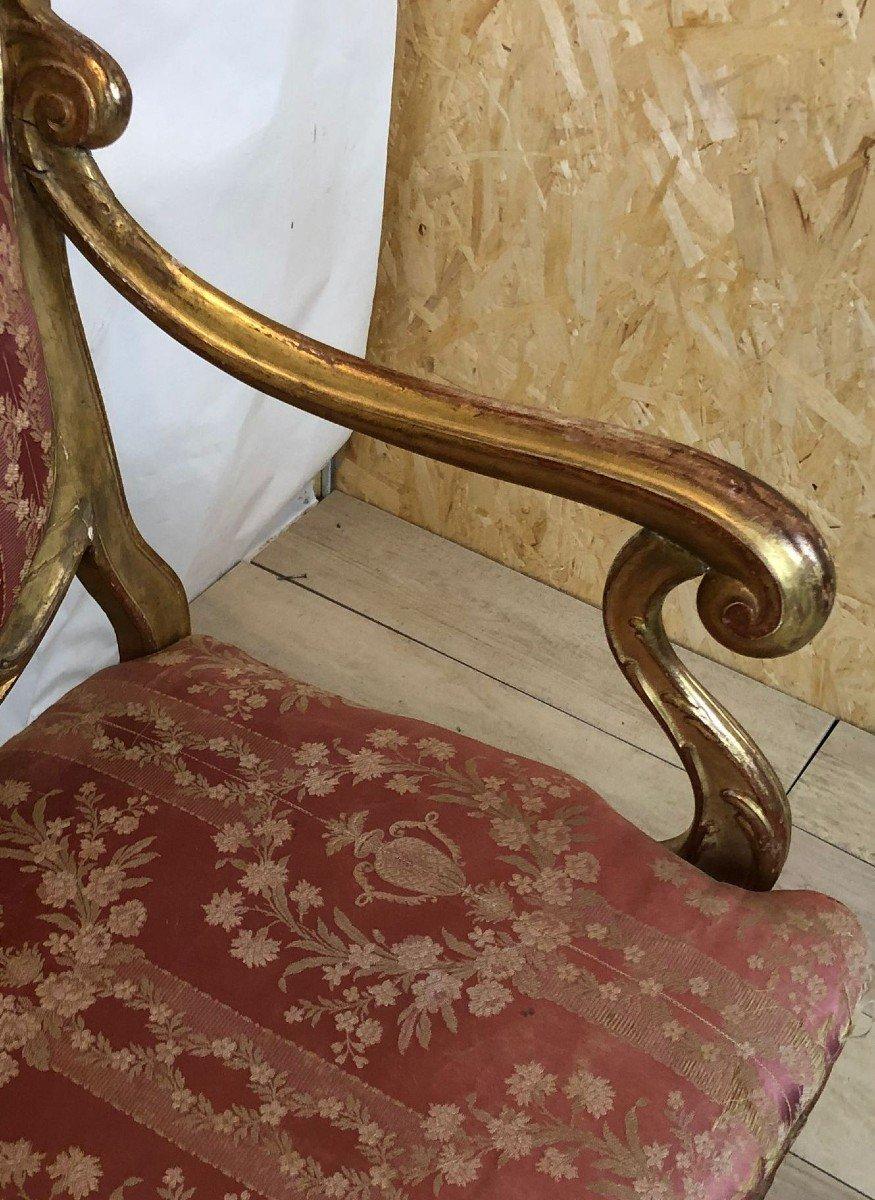 Doré Canapé trois places finement marqueté en bois doré 18e siècle en vente
