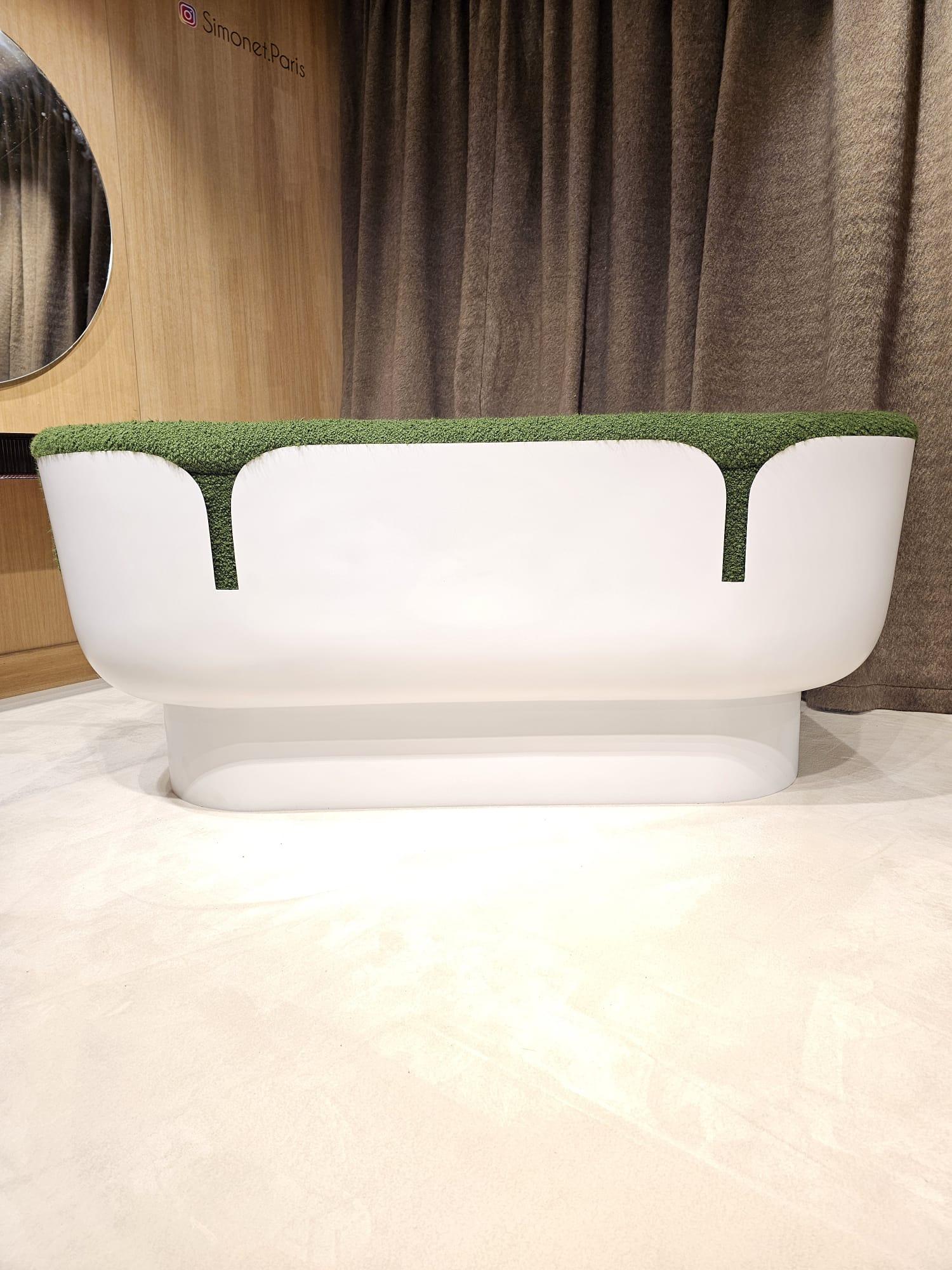 Très beau canapé de Augusto Betti par Habitat international entièrement recouvert en bouclette verte et modernisé
Laque en parfait état