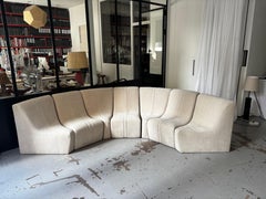 Canapé beige vintage à 7 coussins