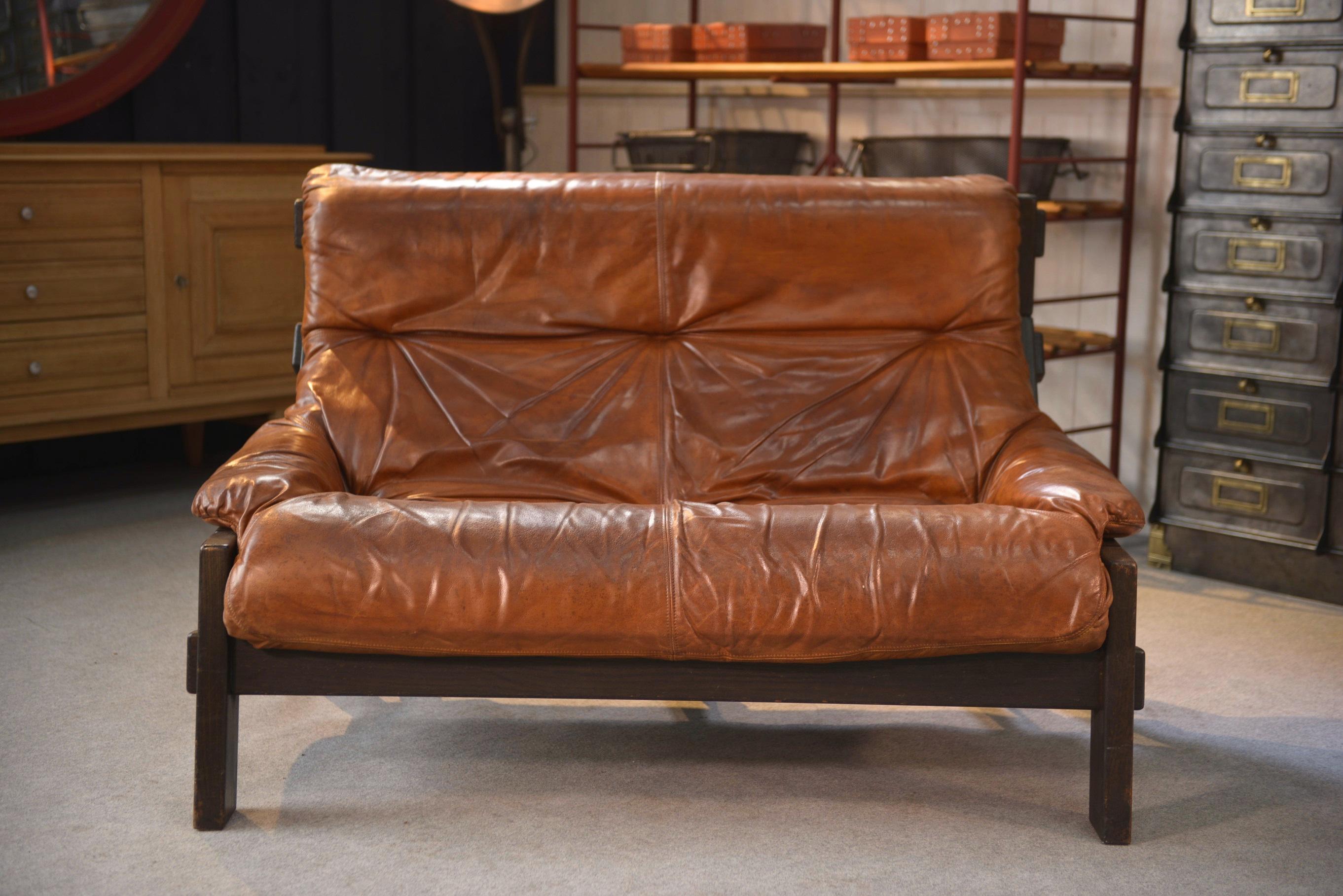 French Canapé brutaliste en chêne et cuir patiné 1960's For Sale