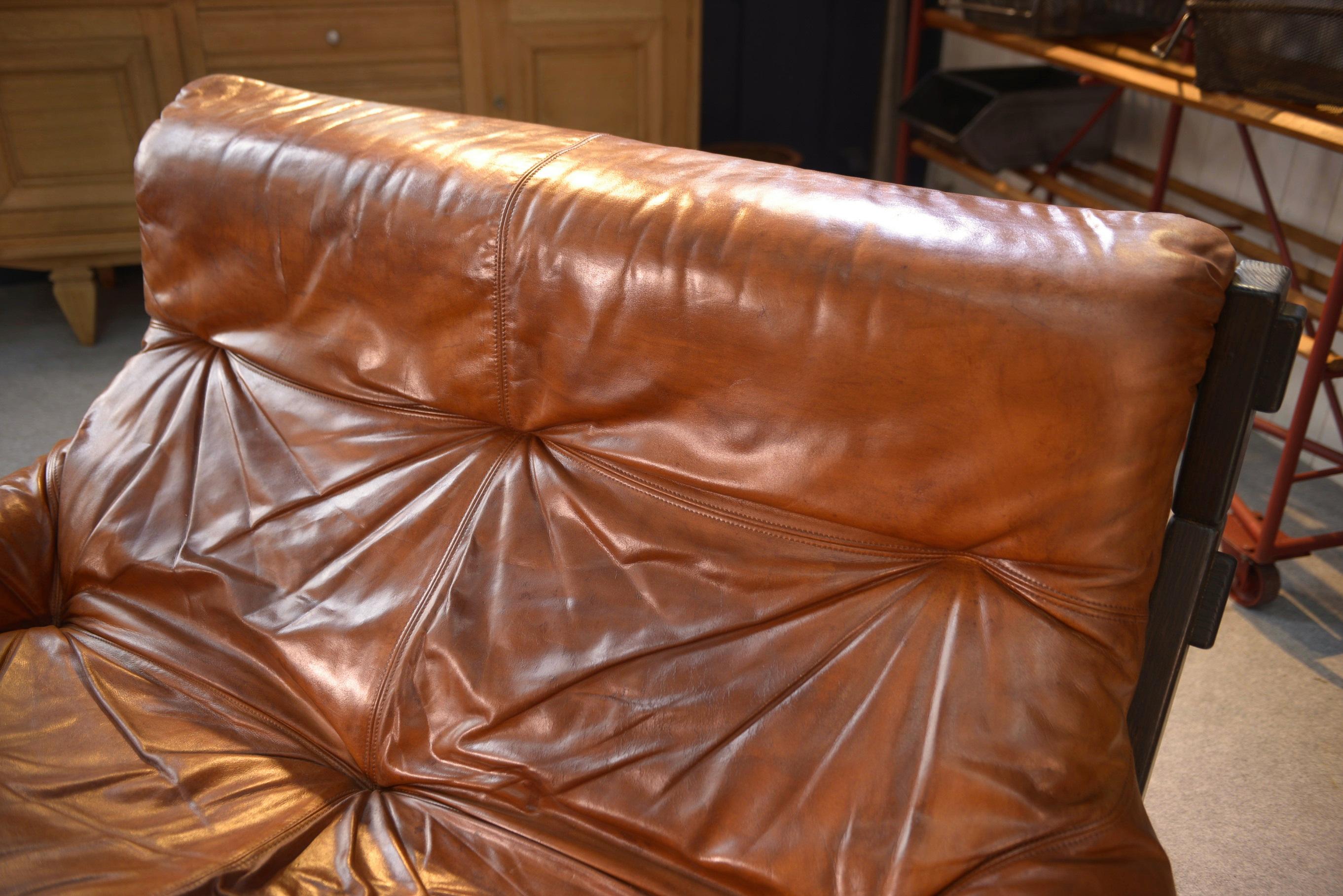 Mid-20th Century Canapé brutaliste en chêne et cuir patiné 1960's For Sale