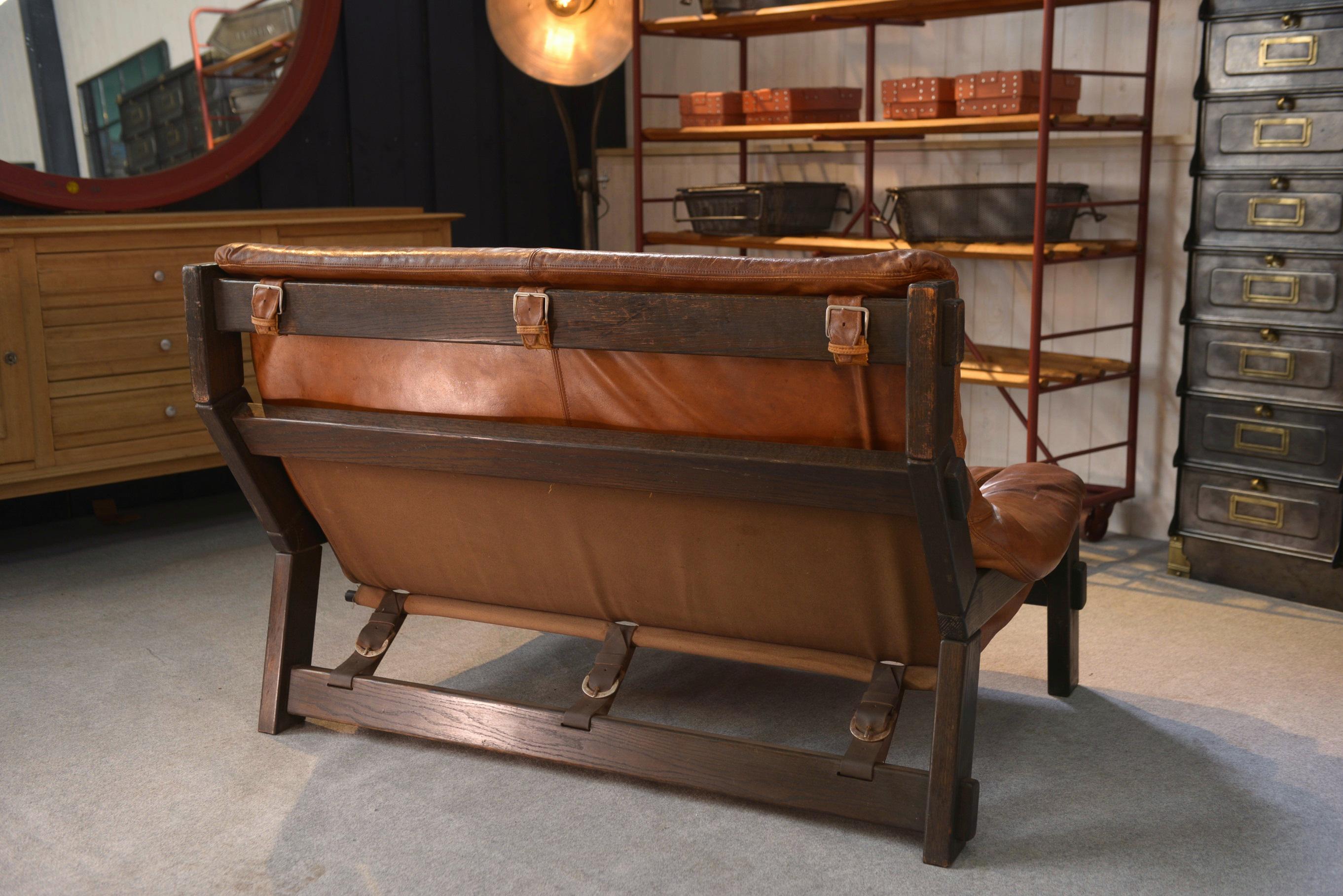 Leather Canapé brutaliste en chêne et cuir patiné 1960's For Sale