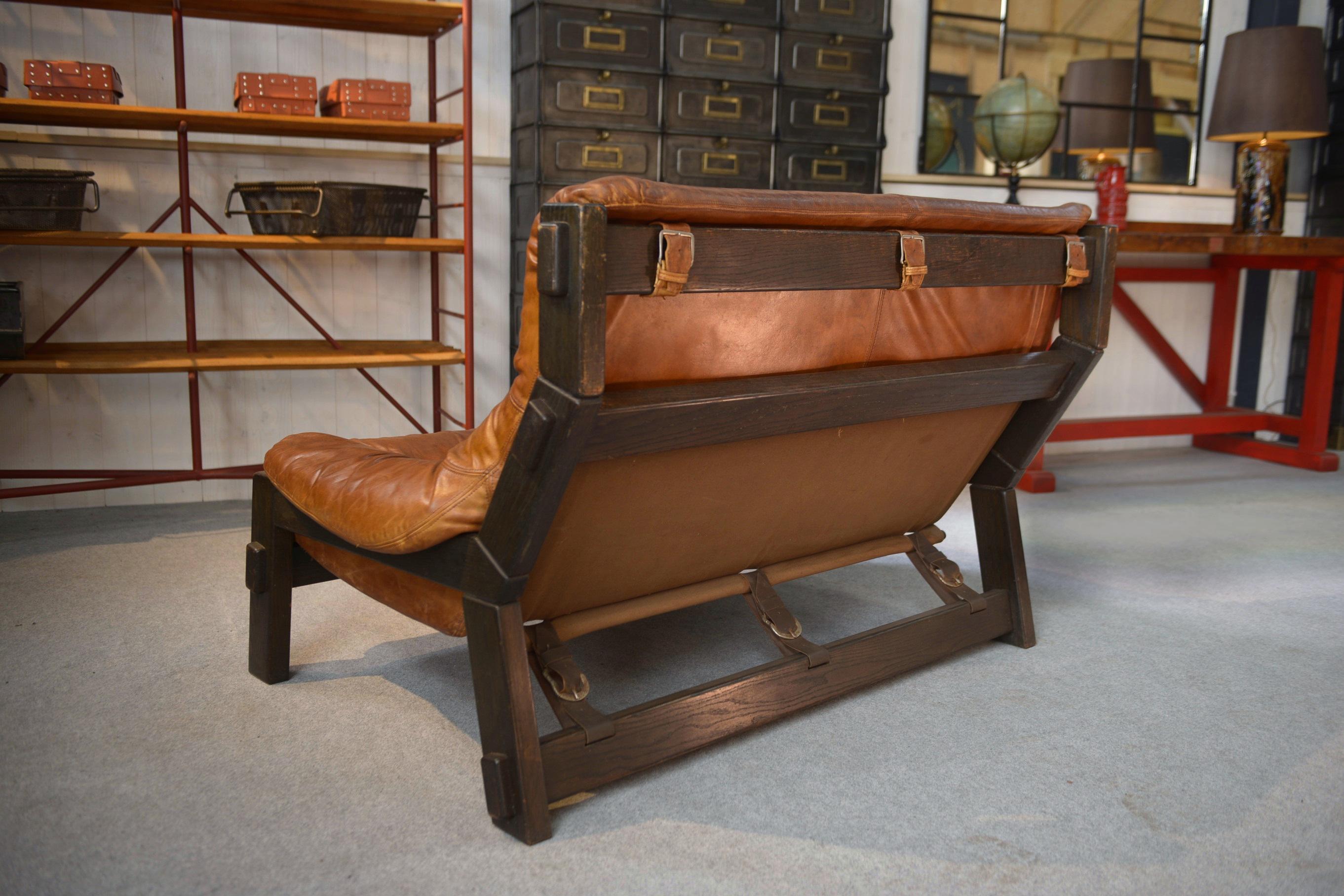 Canapé brutaliste en chêne et cuir patiné 1960's For Sale 2
