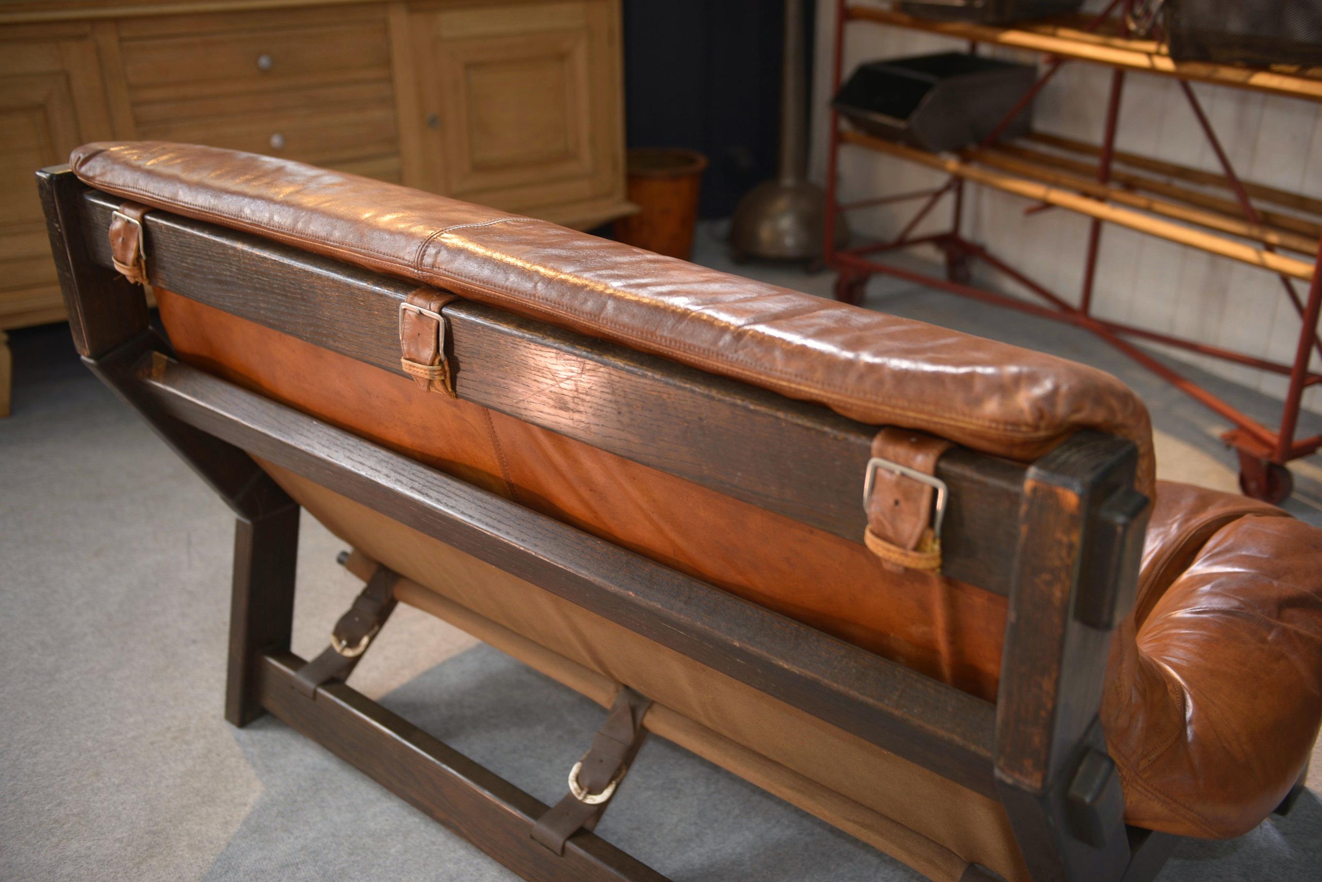 Canapé brutaliste en chêne et cuir patiné 1960's For Sale 4