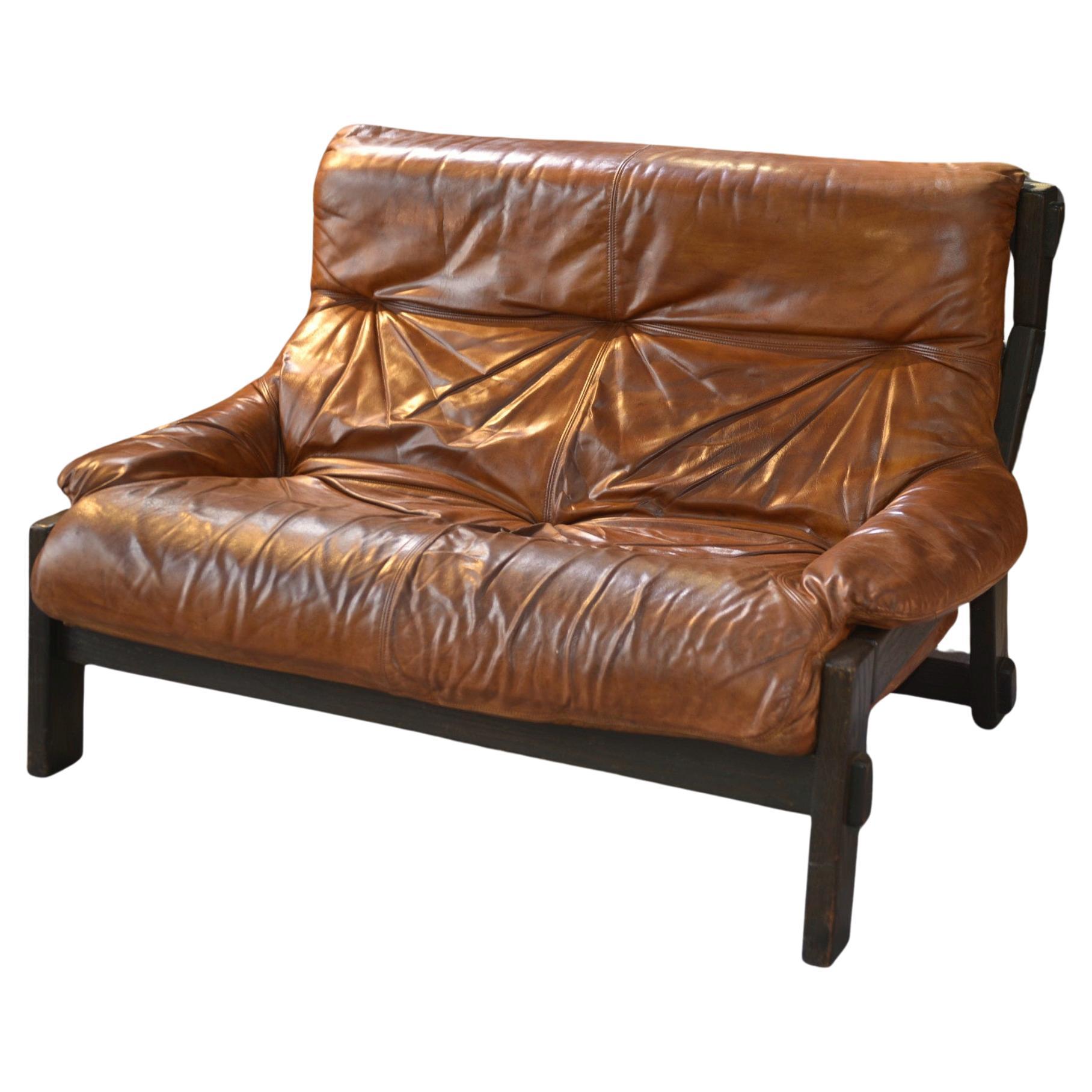 Canapé brutaliste en chêne et cuir patiné 1960's For Sale