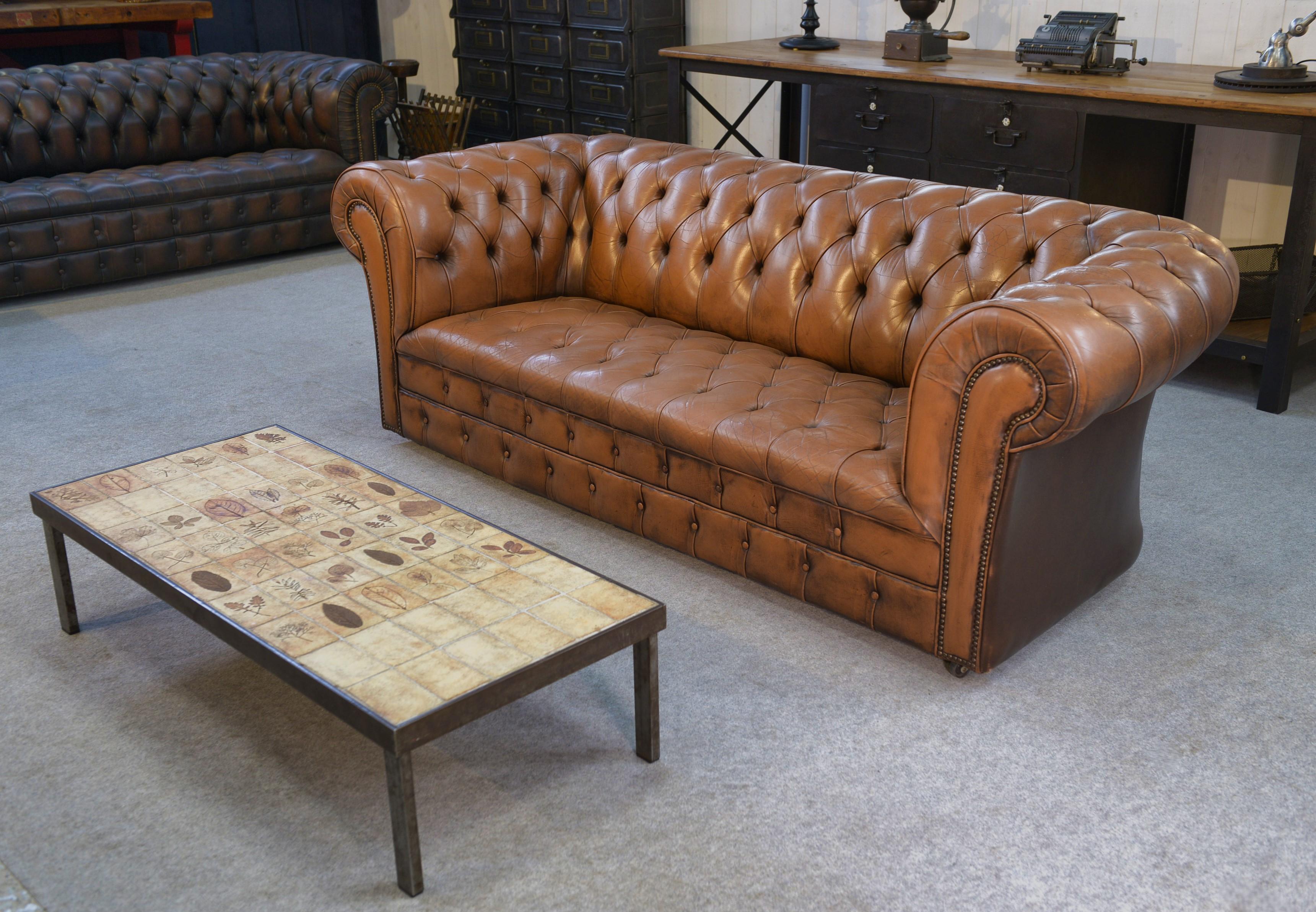 Chesterfield capitonné fauve in vendita 4