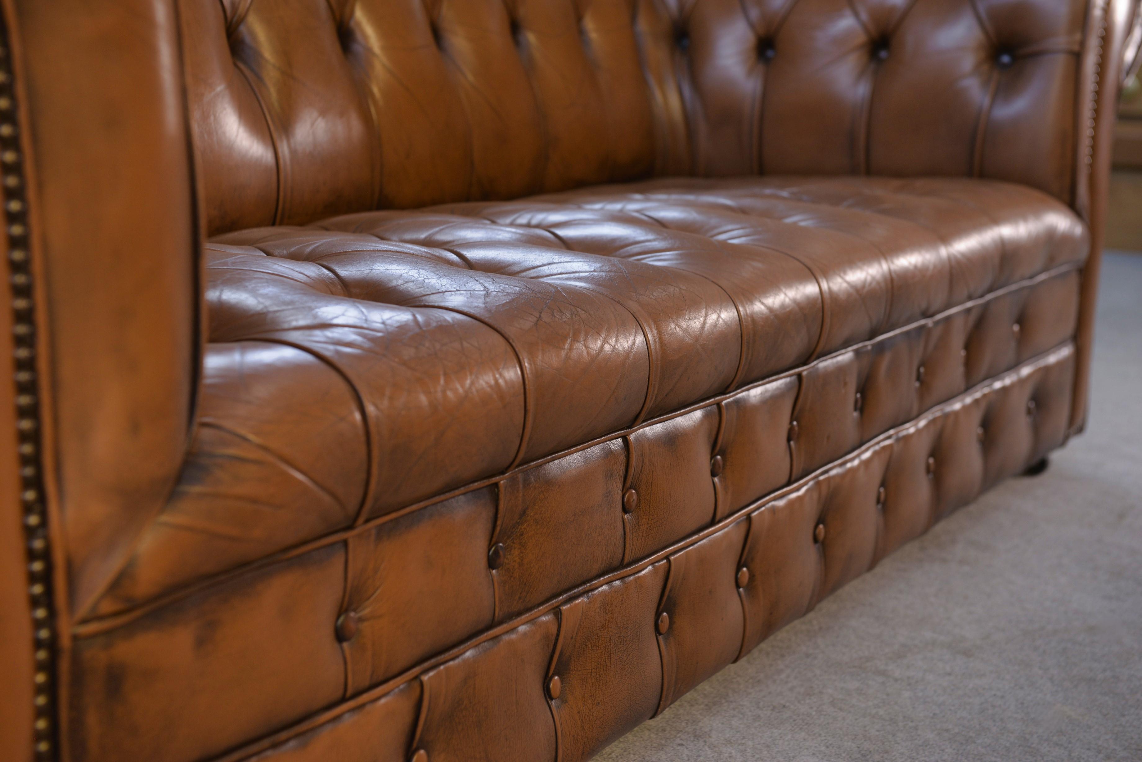Chesterfield capitonné fauve in vendita 5
