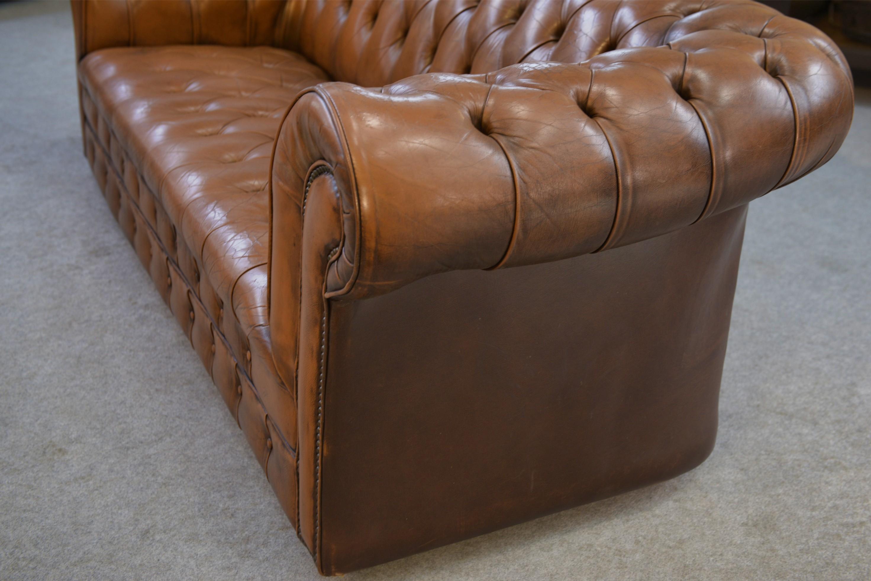 Chesterfield capitonné fauve in vendita 6