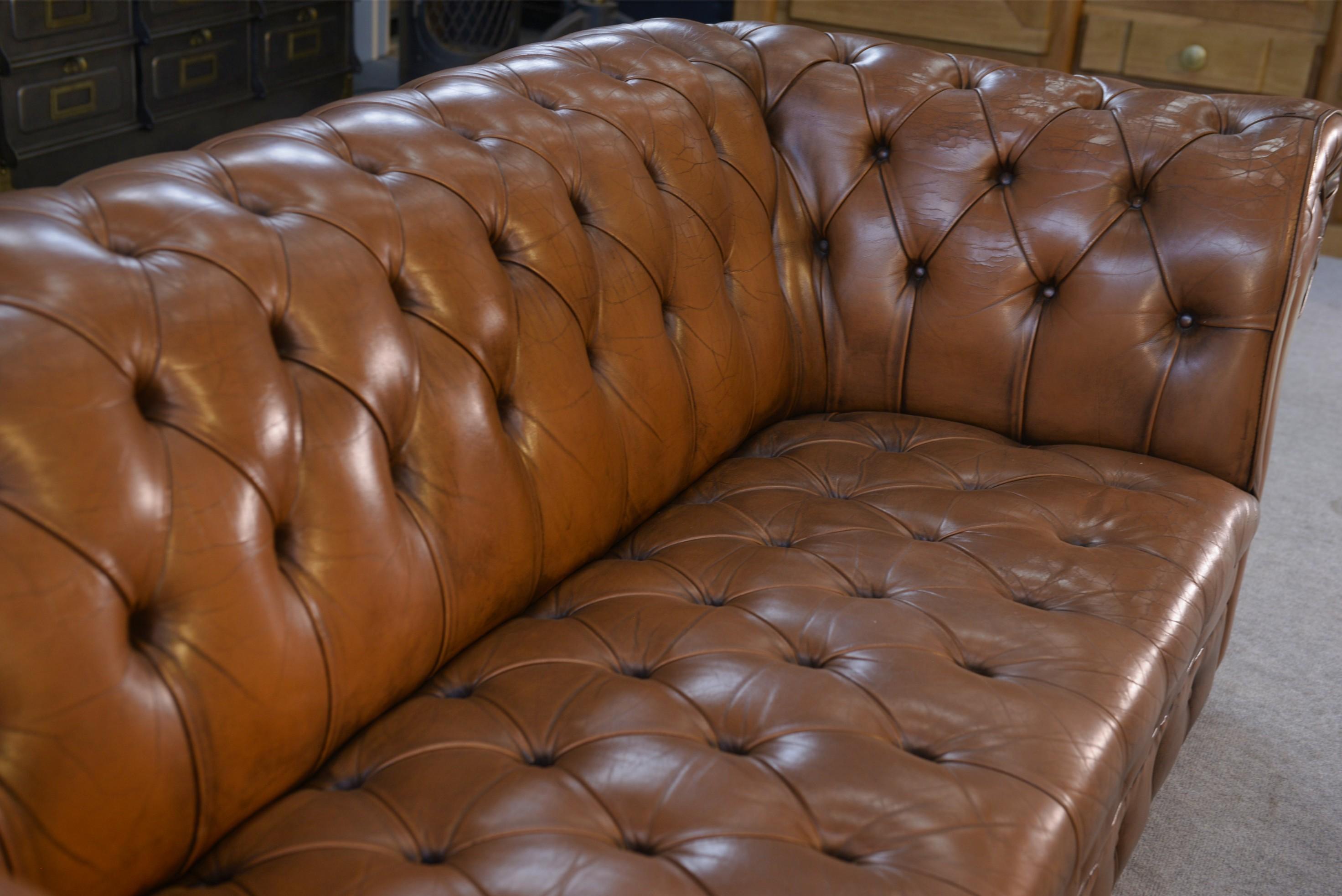 Chesterfield capitonné fauve in vendita 7