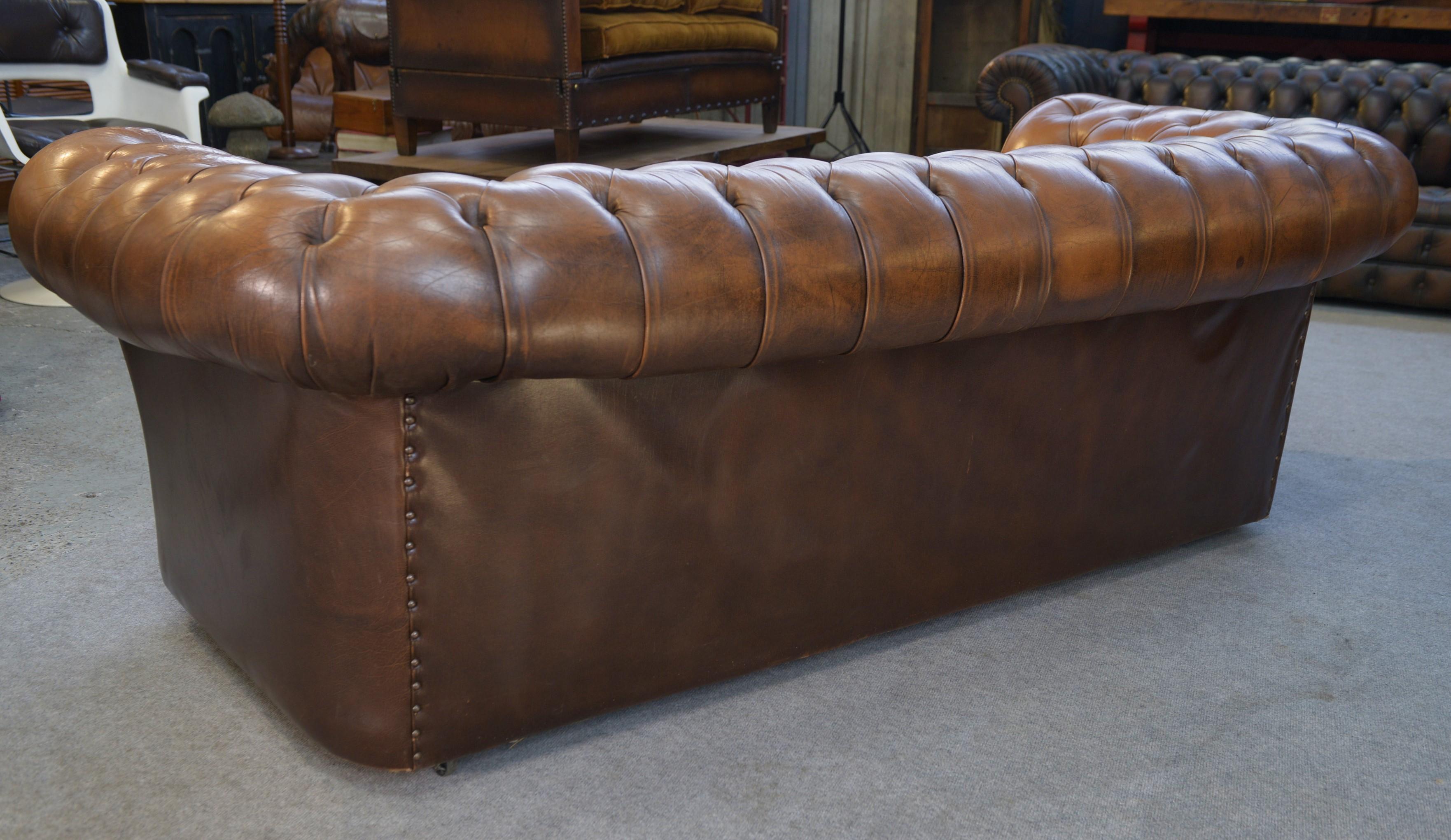Chesterfield capitonné fauve in vendita 8