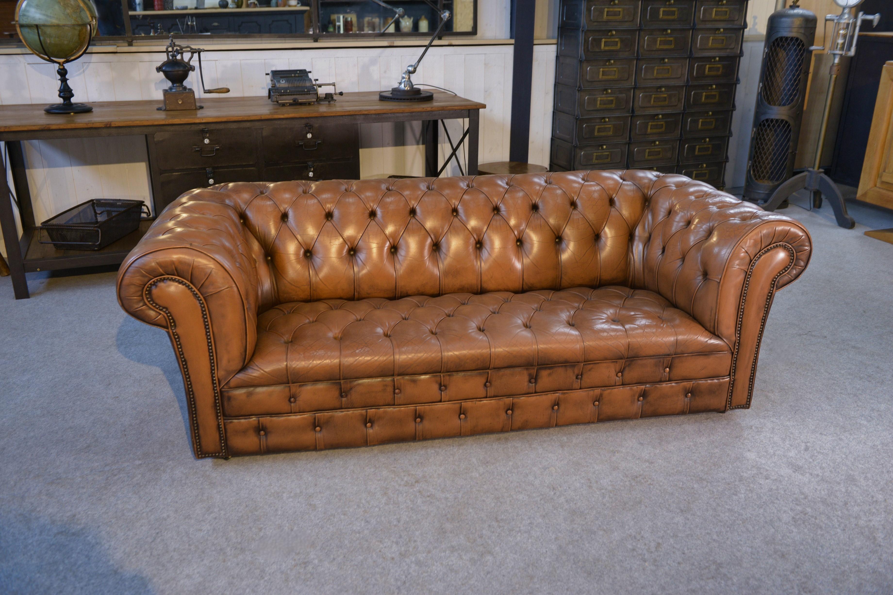 Industriale Chesterfield capitonné fauve in vendita