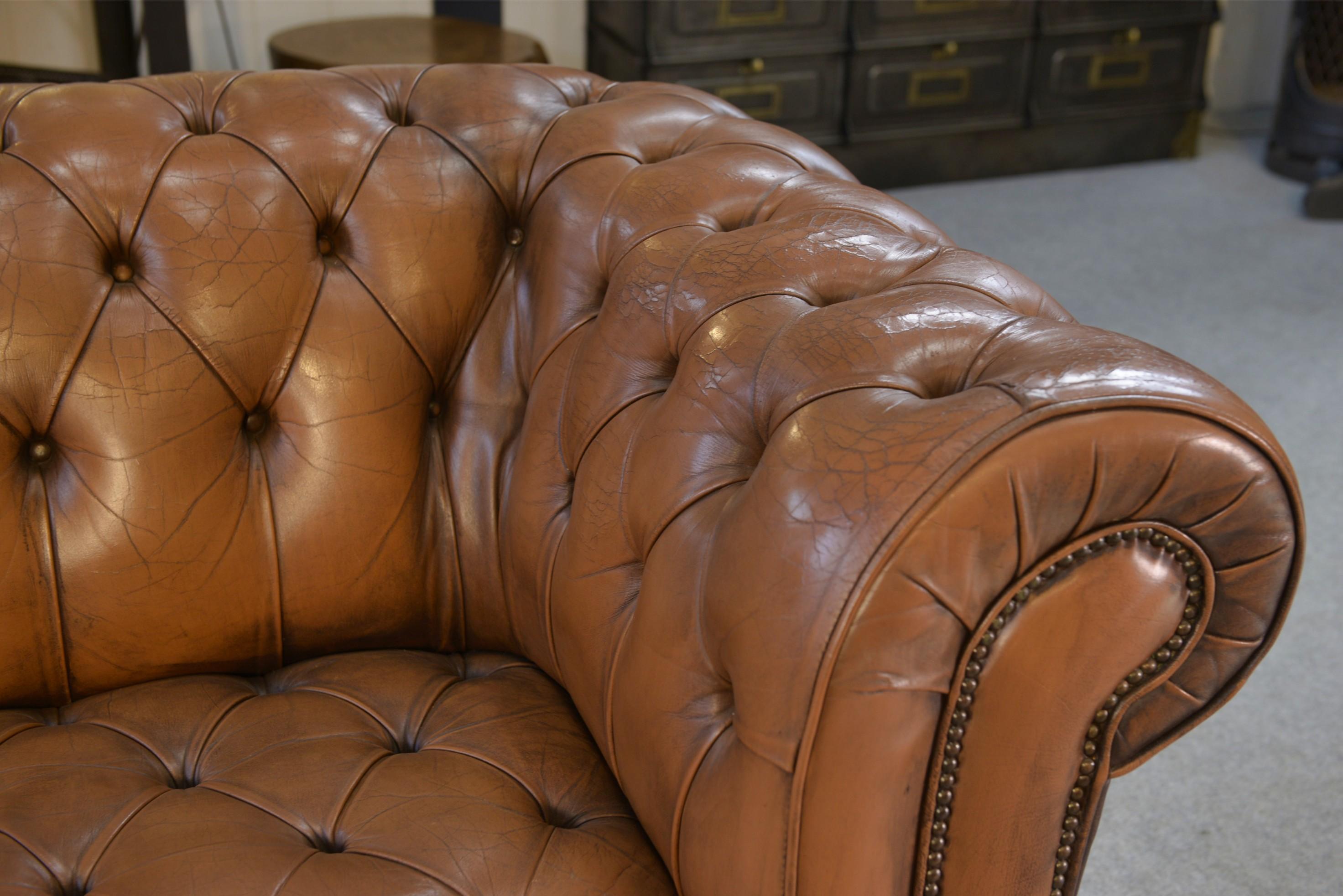 Francese Chesterfield capitonné fauve in vendita
