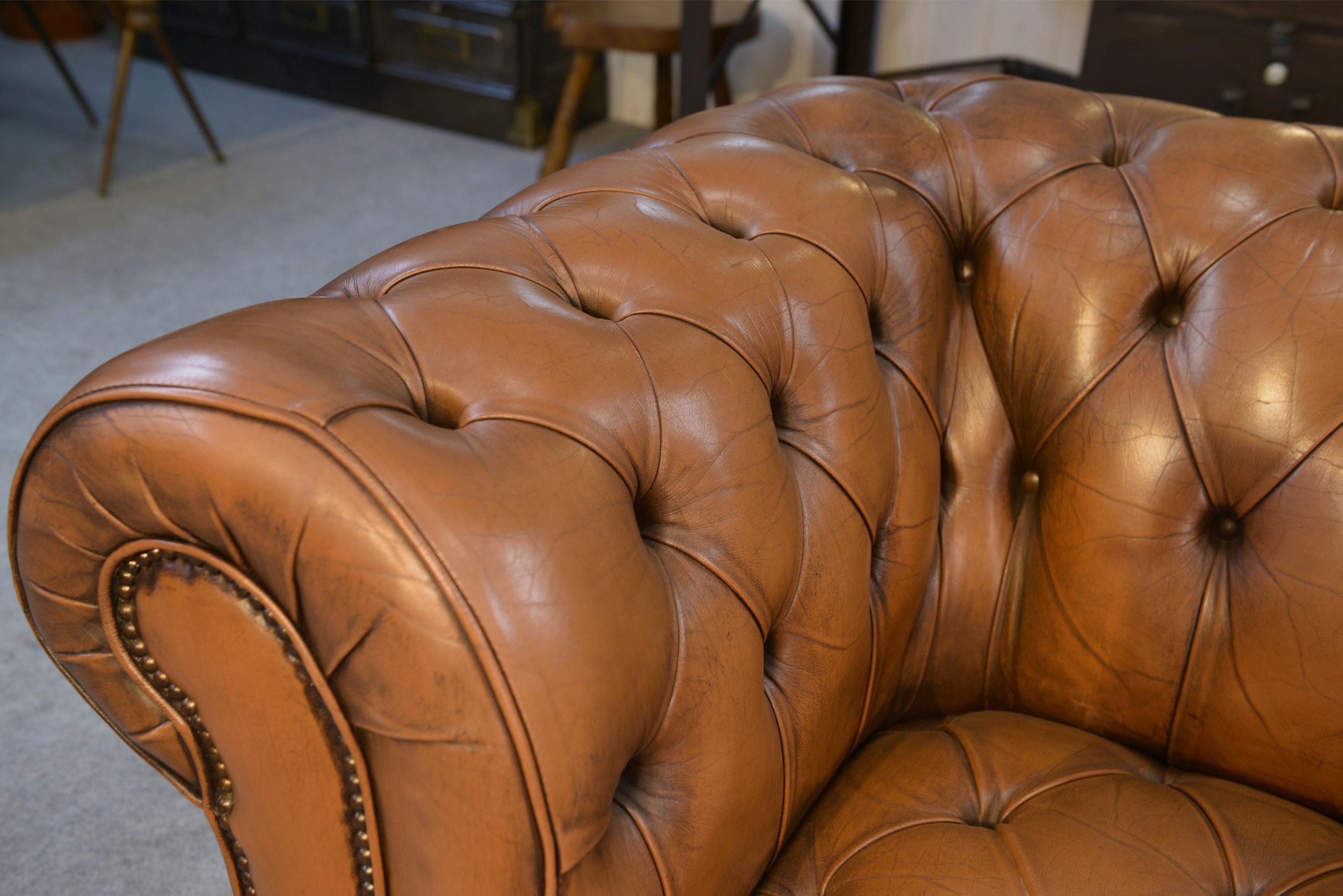 Metà XX secolo Chesterfield capitonné fauve in vendita