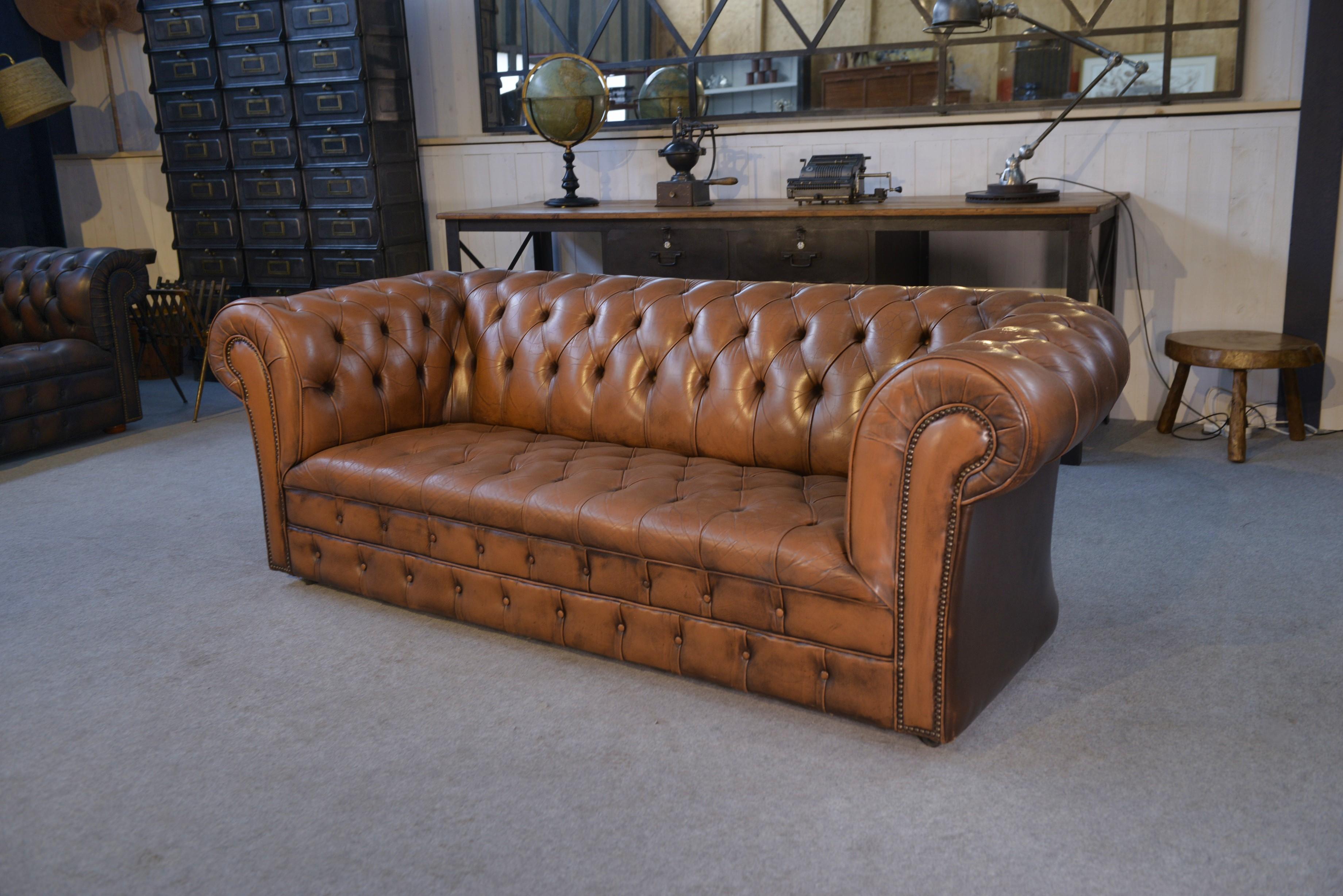 Chesterfield capitonné fauve in vendita 1