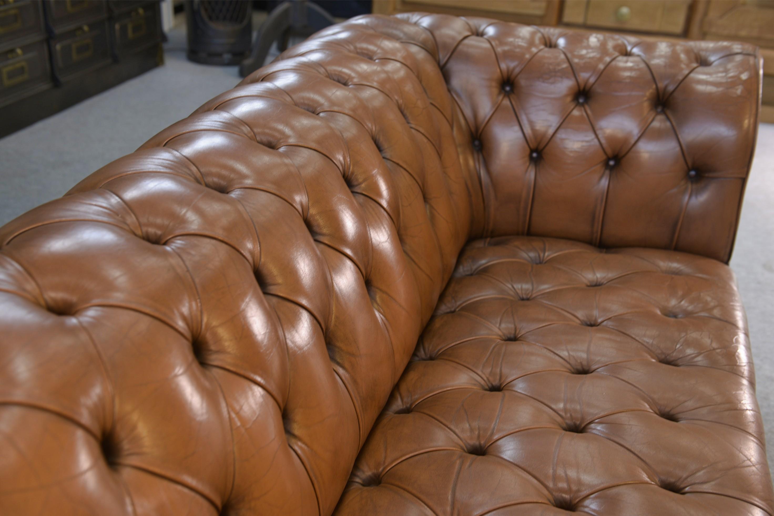 Chesterfield capitonné fauve in vendita 2