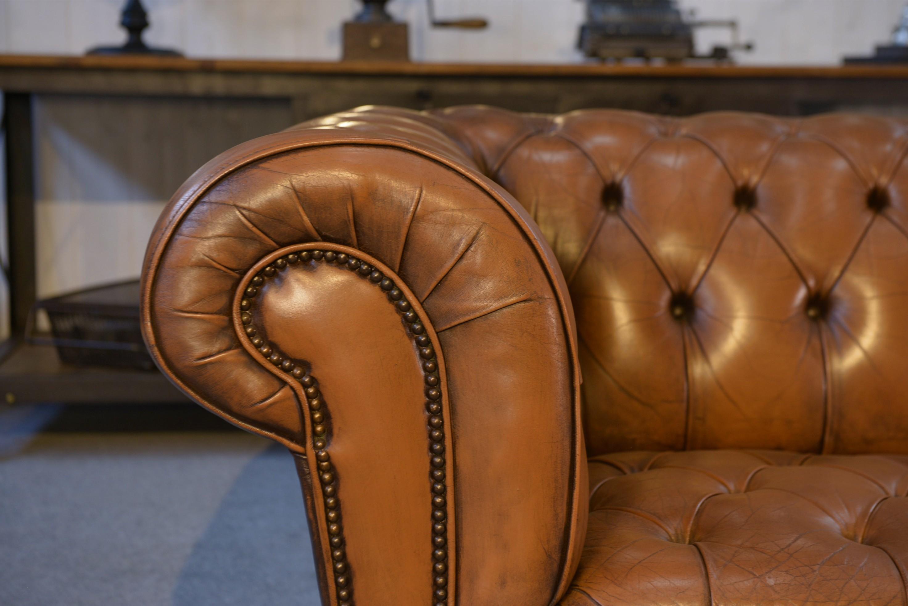Chesterfield capitonné fauve in vendita 3