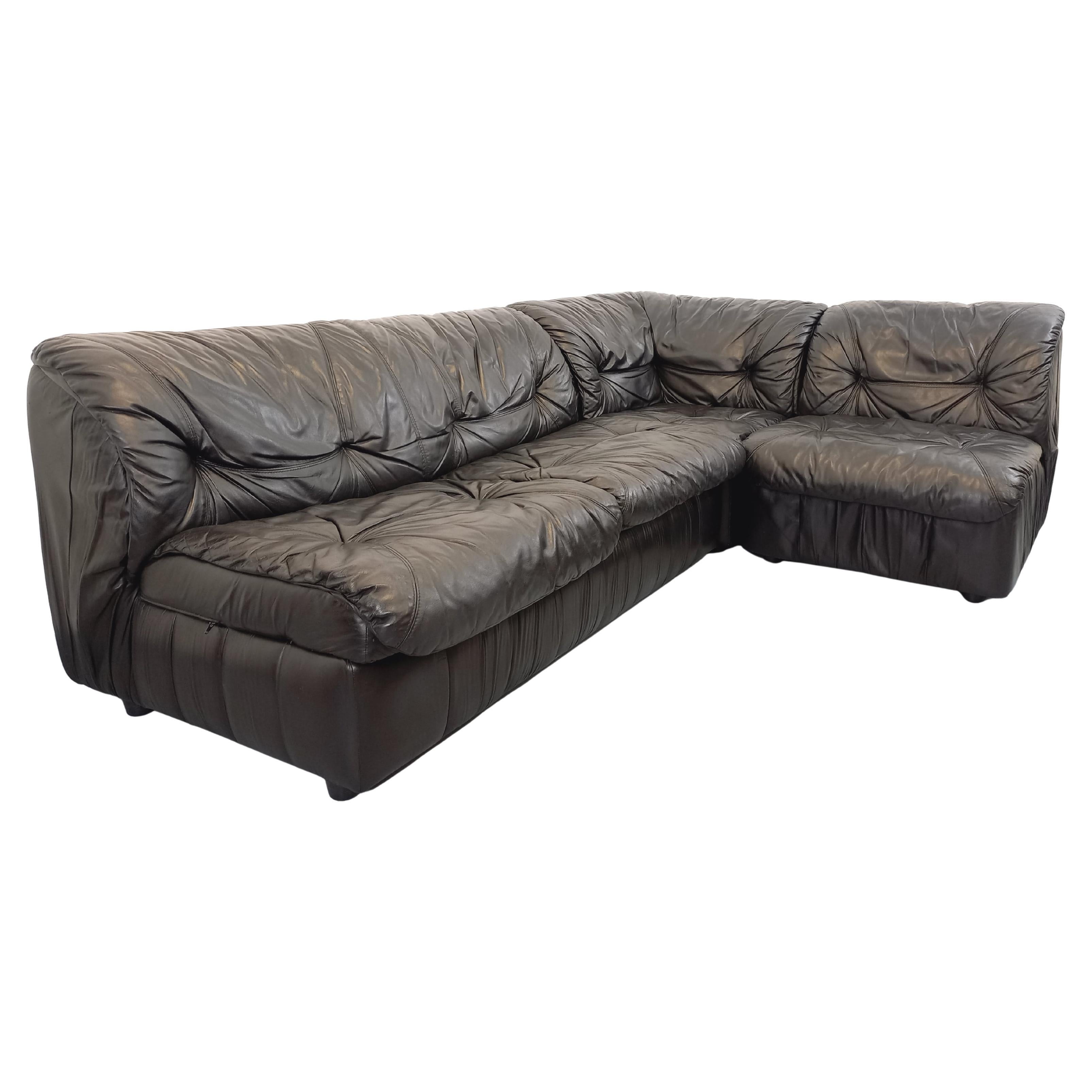 Canapé d’angle vintage composé de 3 modules en cuir noir avec lit intégré For Sale