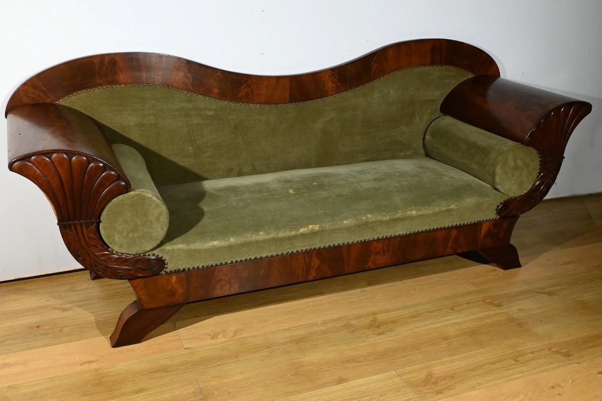 Questo divano è un magnifico esempio di mobile in radica di mogano, ispirato allo stile Biedermeier.
È rivestita in un tessuto verde lime borchiato che aggiunge un tocco di colore e consistenza all'insieme.
Gli ampi braccioli sono incisi con un