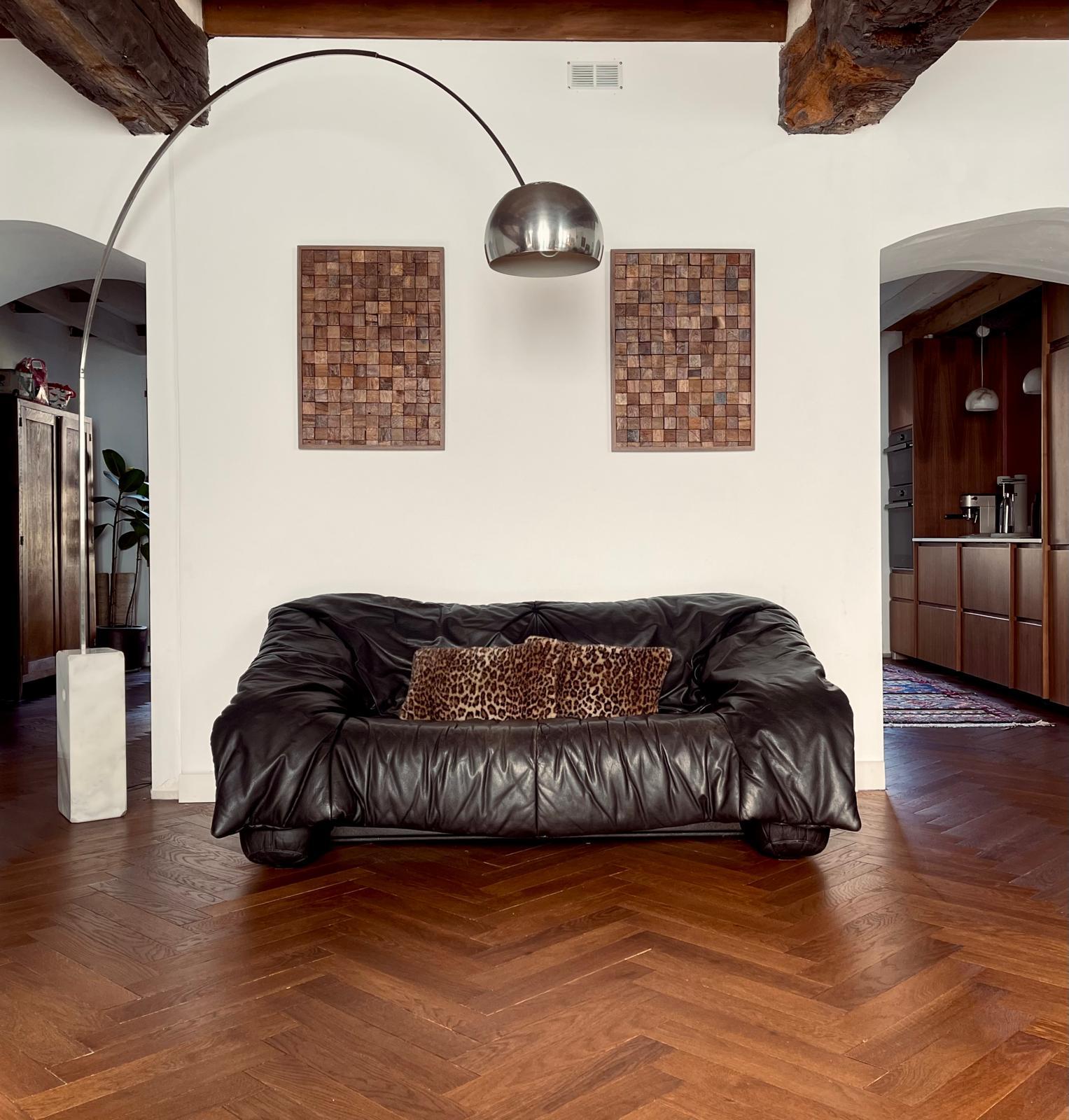 Canapé 2 places « Flou Flou » Ligne Roset par De Pas , D’Urbino, Lomazzi .
Cuir noir d’origine avec une jolie patine , excellent état.
Léger et très confortable sa structure est en plastique moulé noir et en mousse caoutchoutée .
Dimensions:
175 x