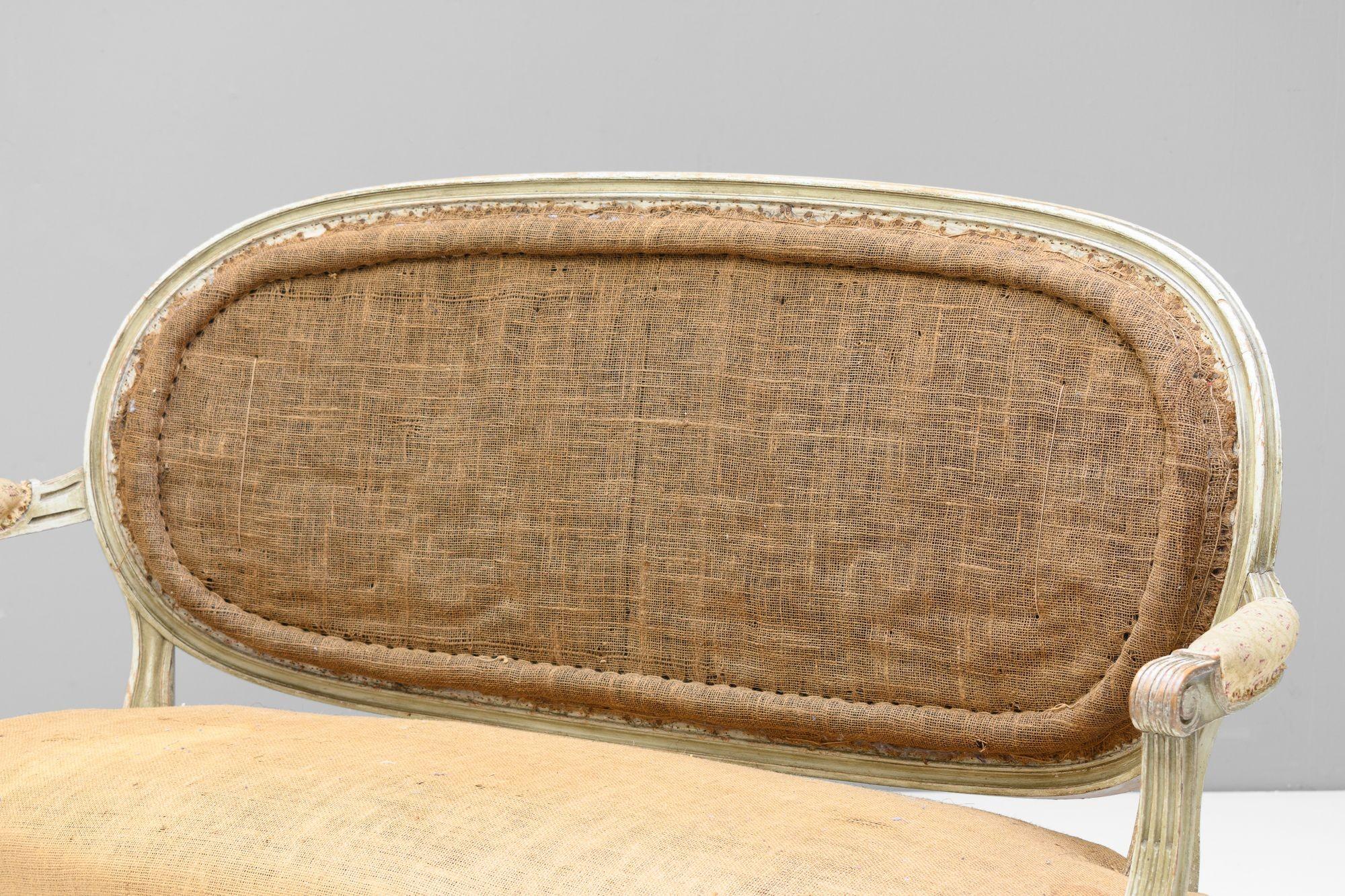 Canapé français à deux places sur pieds tournés avec finition peinte d'origine. Tissu vieilli enlevé, peut nécessiter une préparation supplémentaire avant le rembourrage. Circa 1880
H 95cm (SH 43cm) x L 137cm x P 60cm