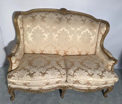 Canapé en bois moulé et sculpté de fleurs, France, style Louis XV