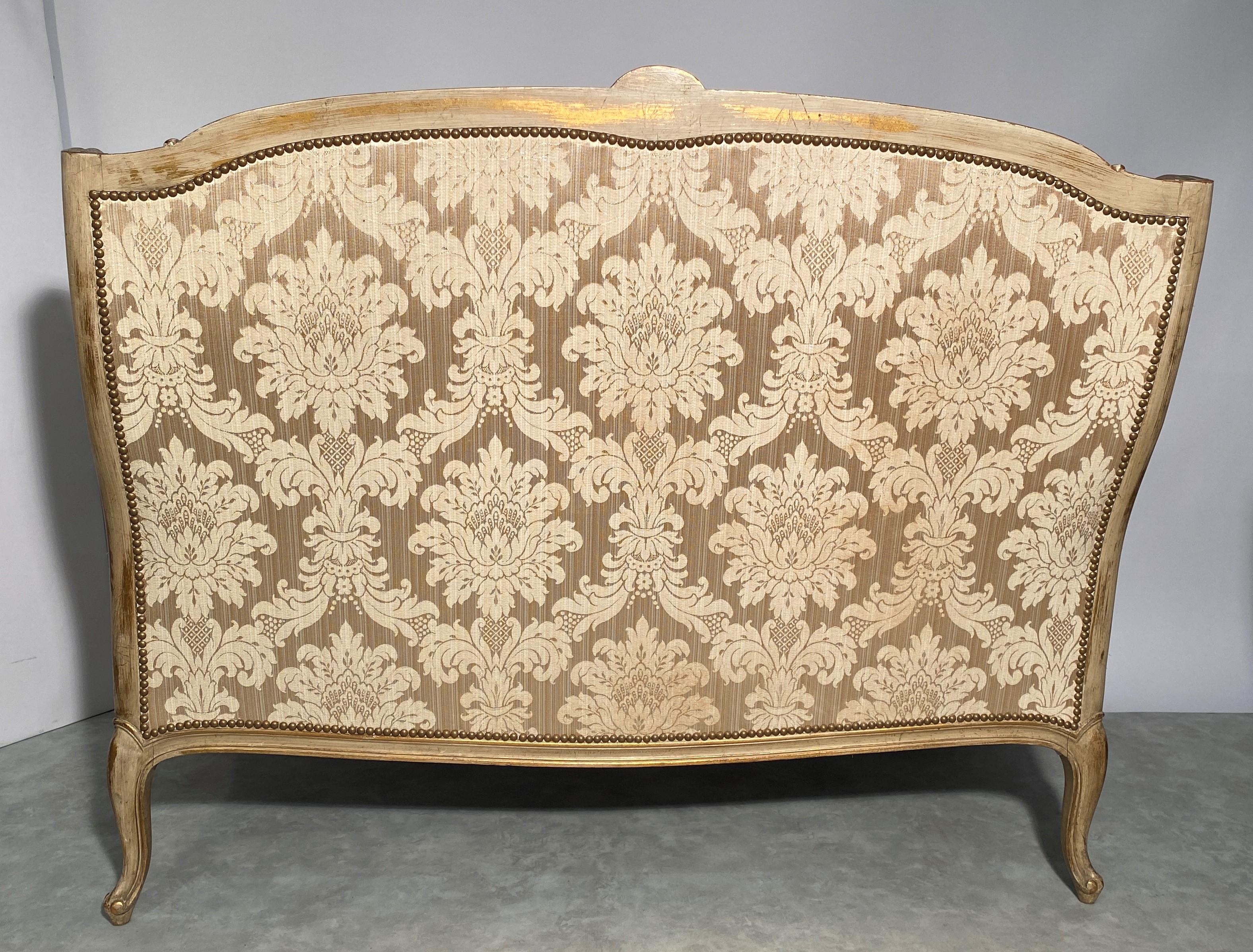 Sofa aus geformtem Holz und geschnitzt mit Blumen, Frankreich, Louis XV.-Stil im Zustand „Gut“ im Angebot in VERSAILLES, FR