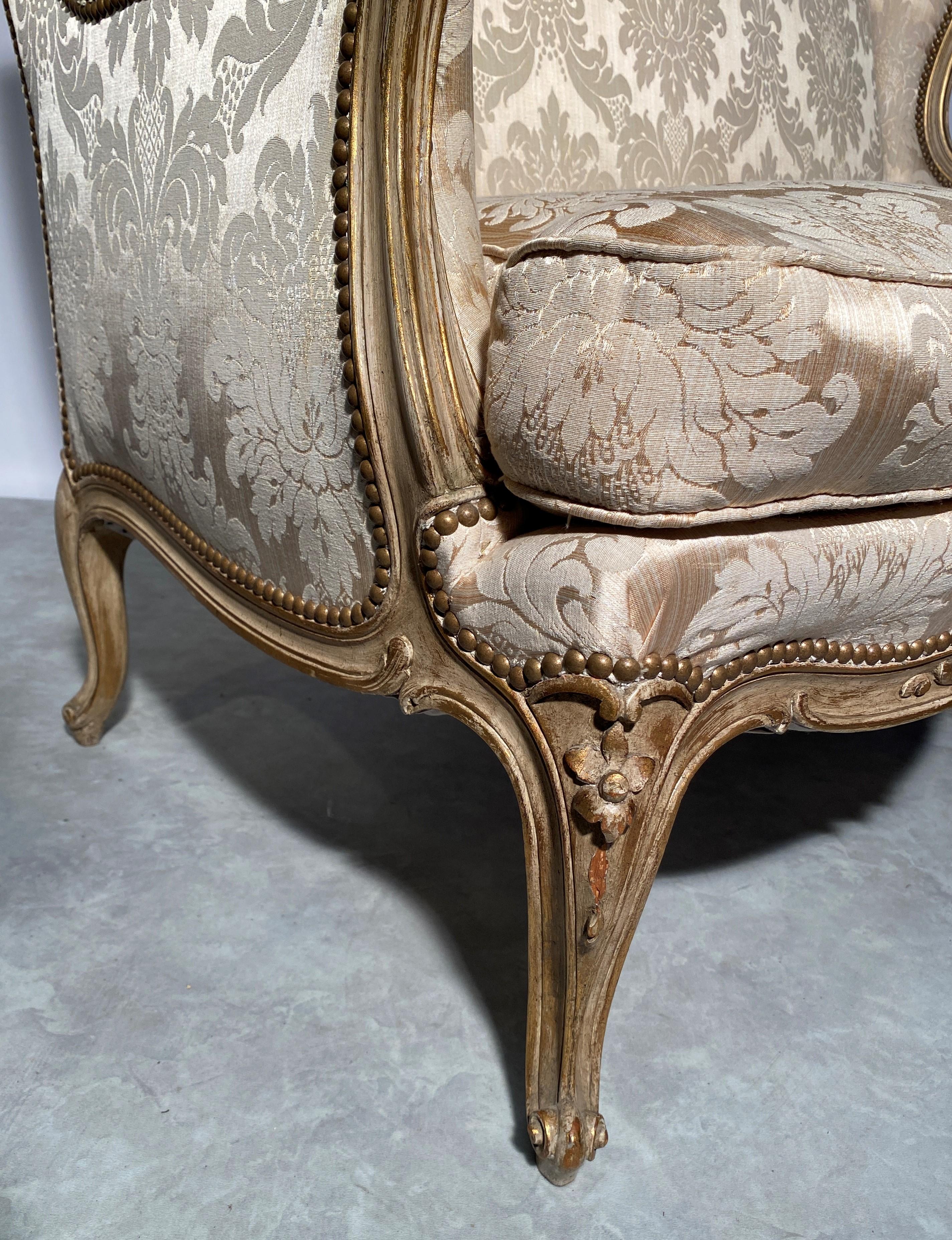 Sofa aus geformtem Holz und geschnitzt mit Blumen, Frankreich, Louis XV.-Stil (Vergoldetes Holz) im Angebot