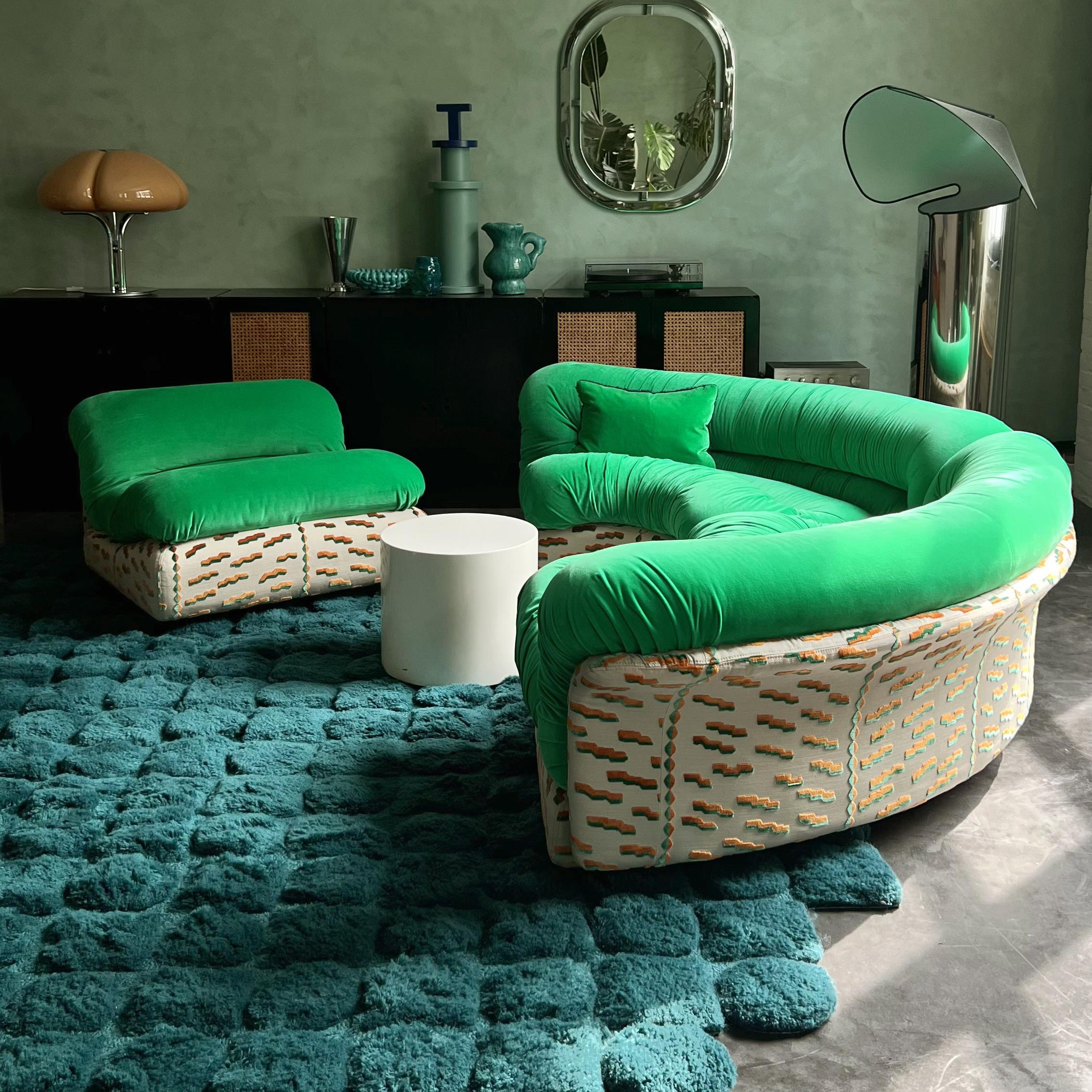 Canapé modulabile di grande eleganza. Canapè fraichement restaurato da L'Atelier di tapisserie Biermann. Le bocche e i tessuti sono stati completamente rinnovati. Le sedie sono state recuperate da un favoloso velours vert émeraude di Kvadrat,