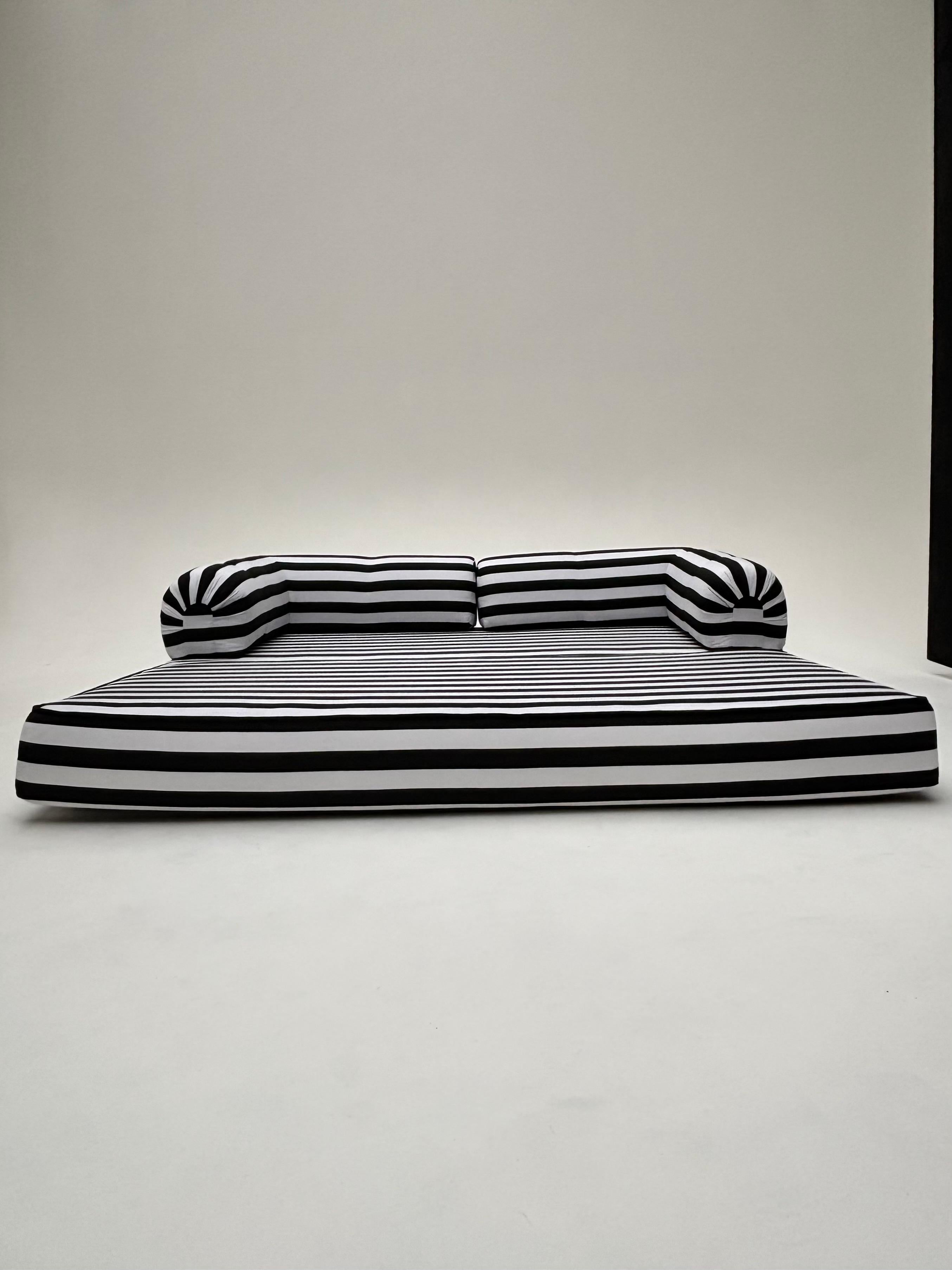Canapé- lit rayé noir et blanc vintage For Sale 3