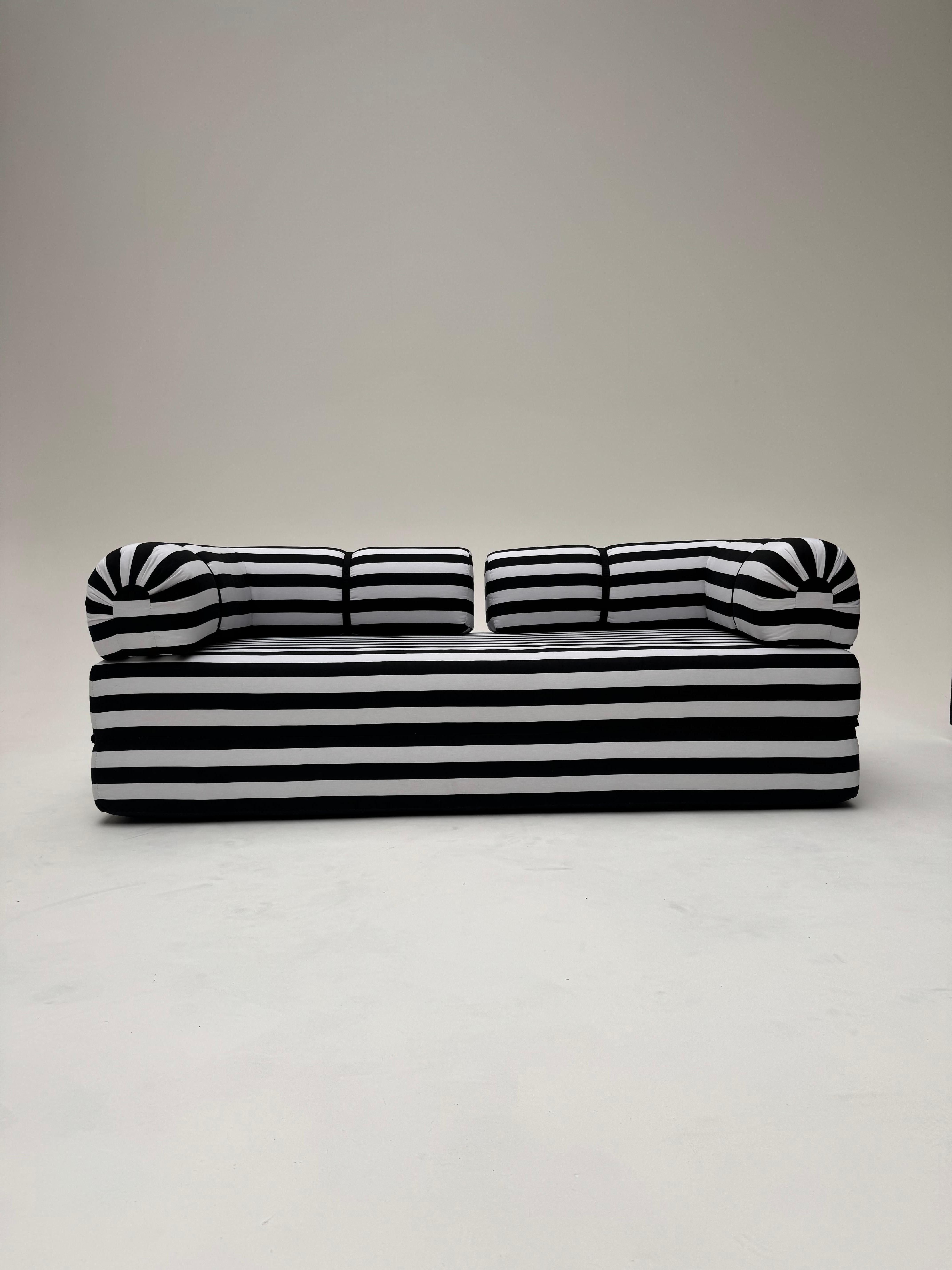Mid-Century Modern Canapé- lit rayé noir et blanc vintage For Sale