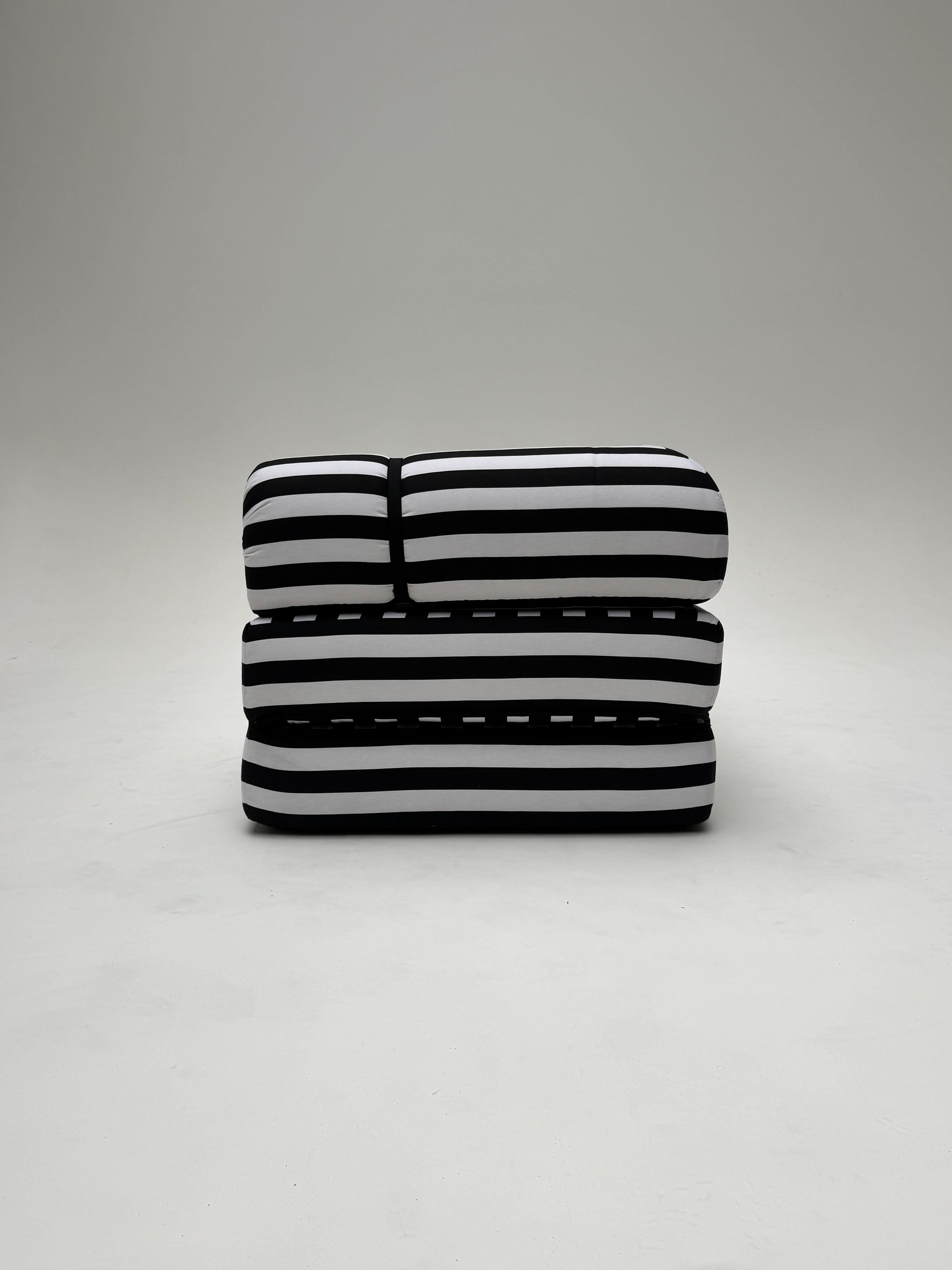 Late 17th Century Canapé- lit rayé noir et blanc vintage For Sale
