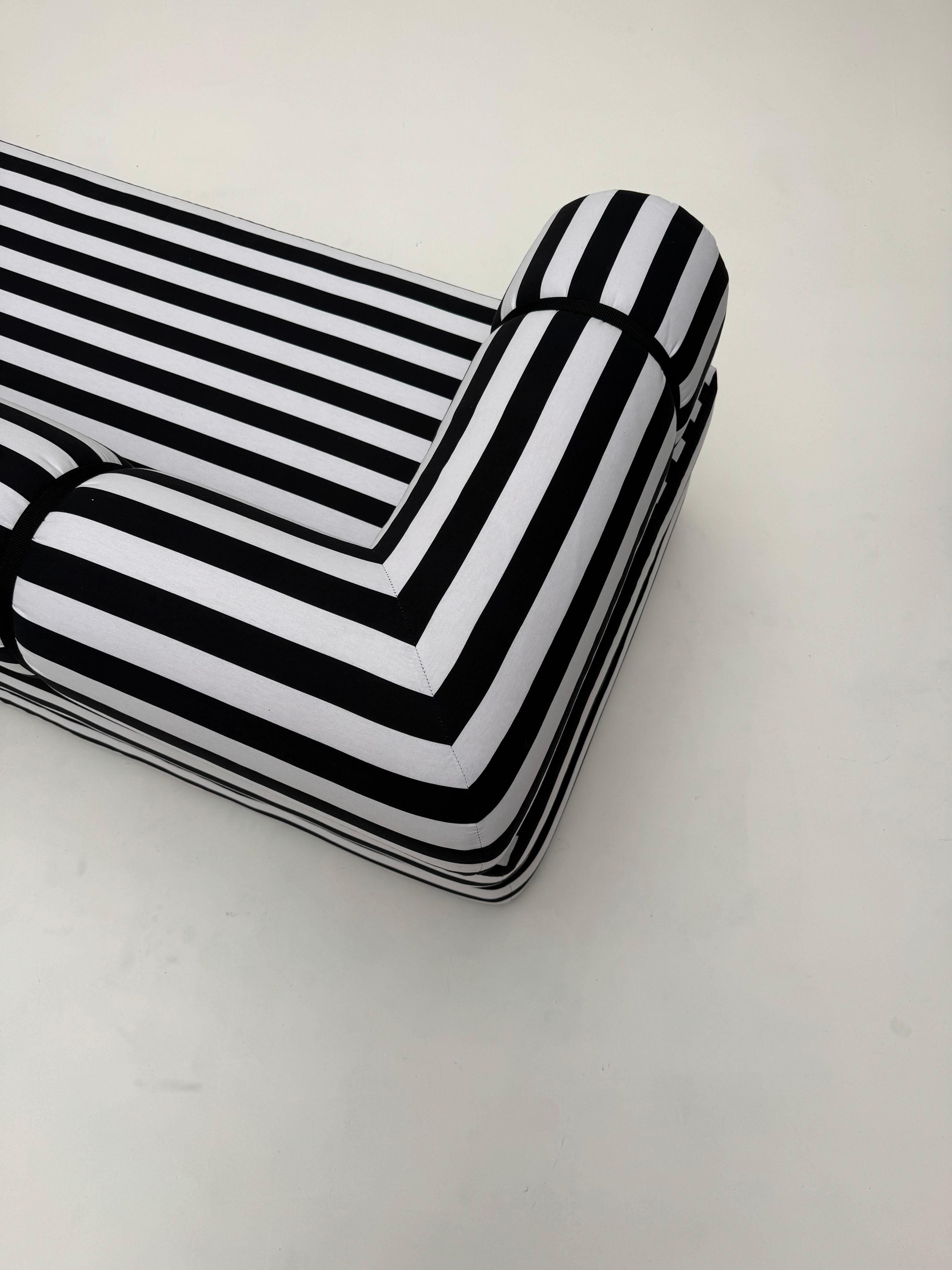 Fabric Canapé- lit rayé noir et blanc vintage For Sale