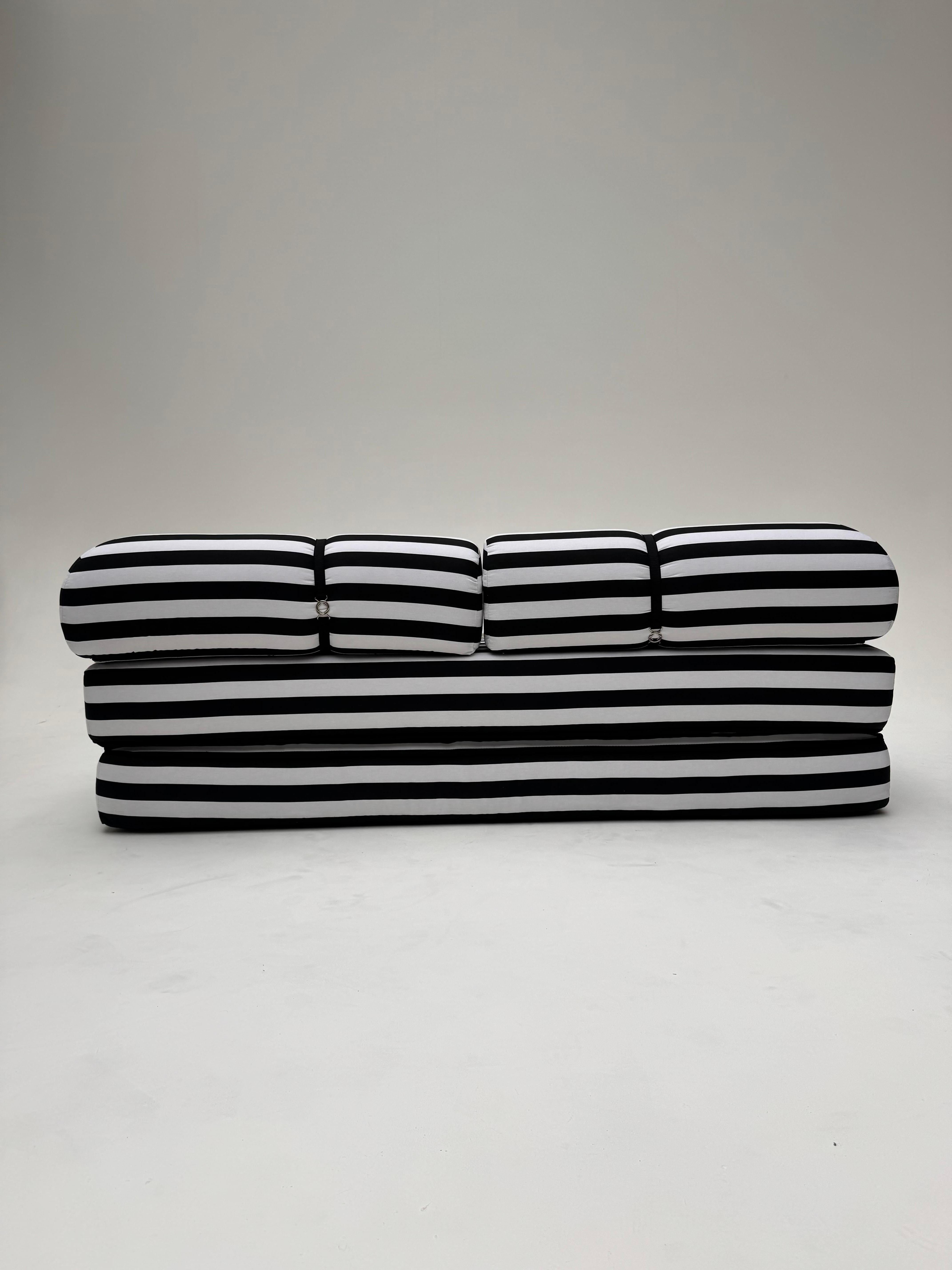 Canapé- lit ray�é noir et blanc vintage For Sale 2