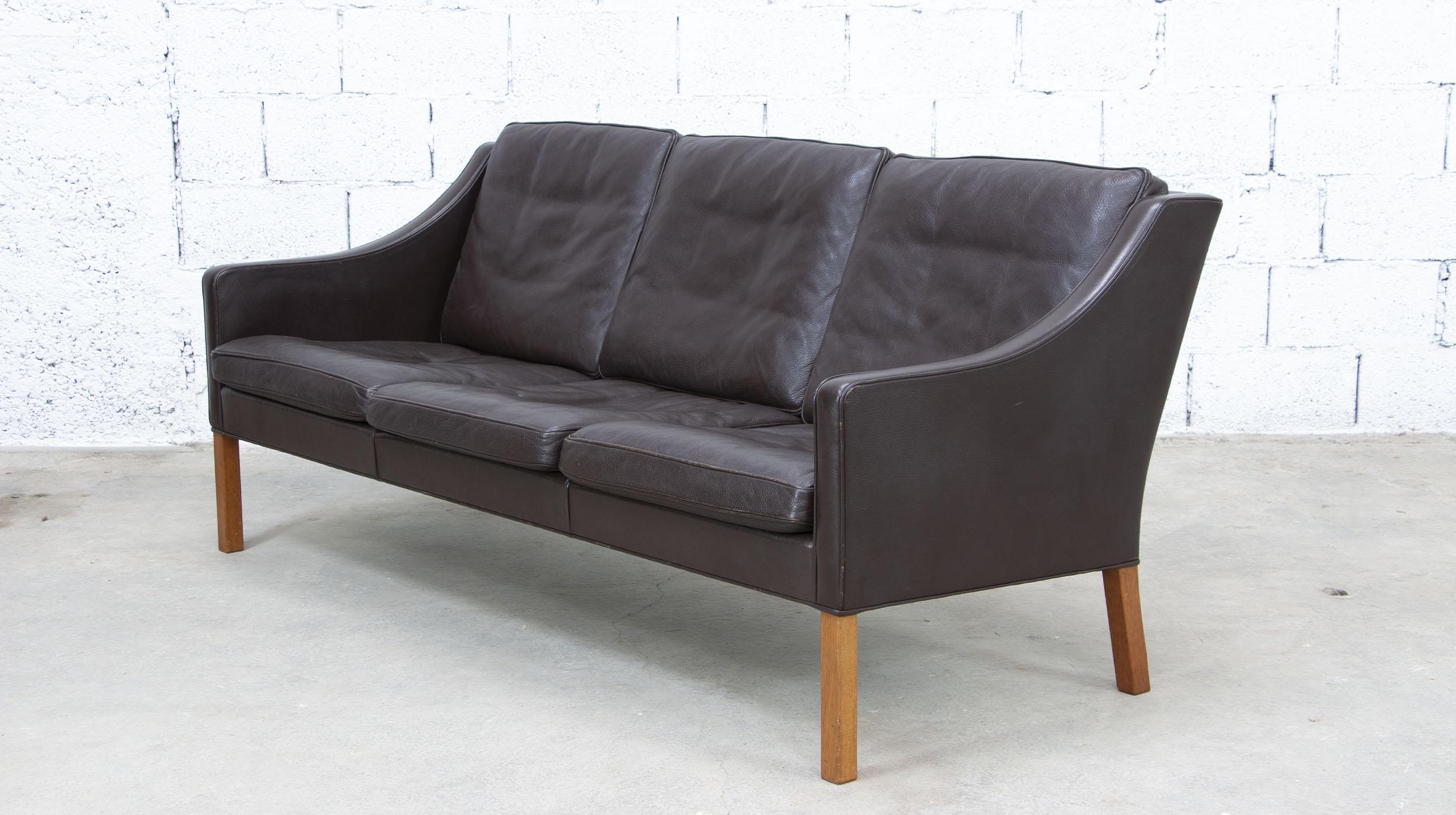 Danish sofa designed by Borge Mogensen produced by Fredericia Furniture. Model 2209. 3 seats. Teak base. Sofa emblematic of Danish furniture since the 60s with its materials of exceptional quality made by the excellence of the crafts of leather and