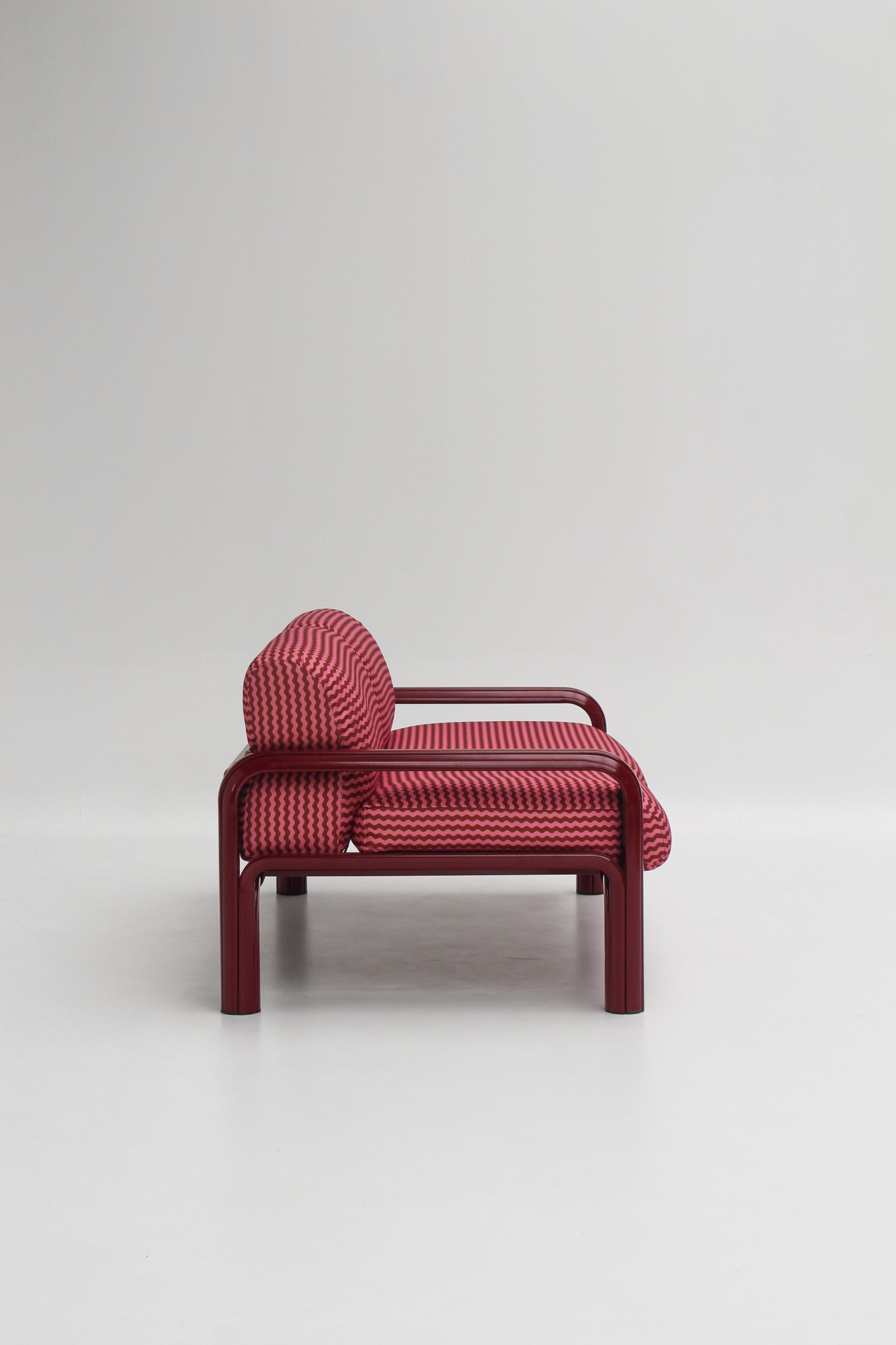 Canapé deux places Modèle 54, conçu par Gae Aulenti dans les années 1970 pour Knoll International.
Icône du design post-moderniste italien, ce modèle se distingue par sa structure tubulaire en acier laqué et ses volumes généreux aux lignes