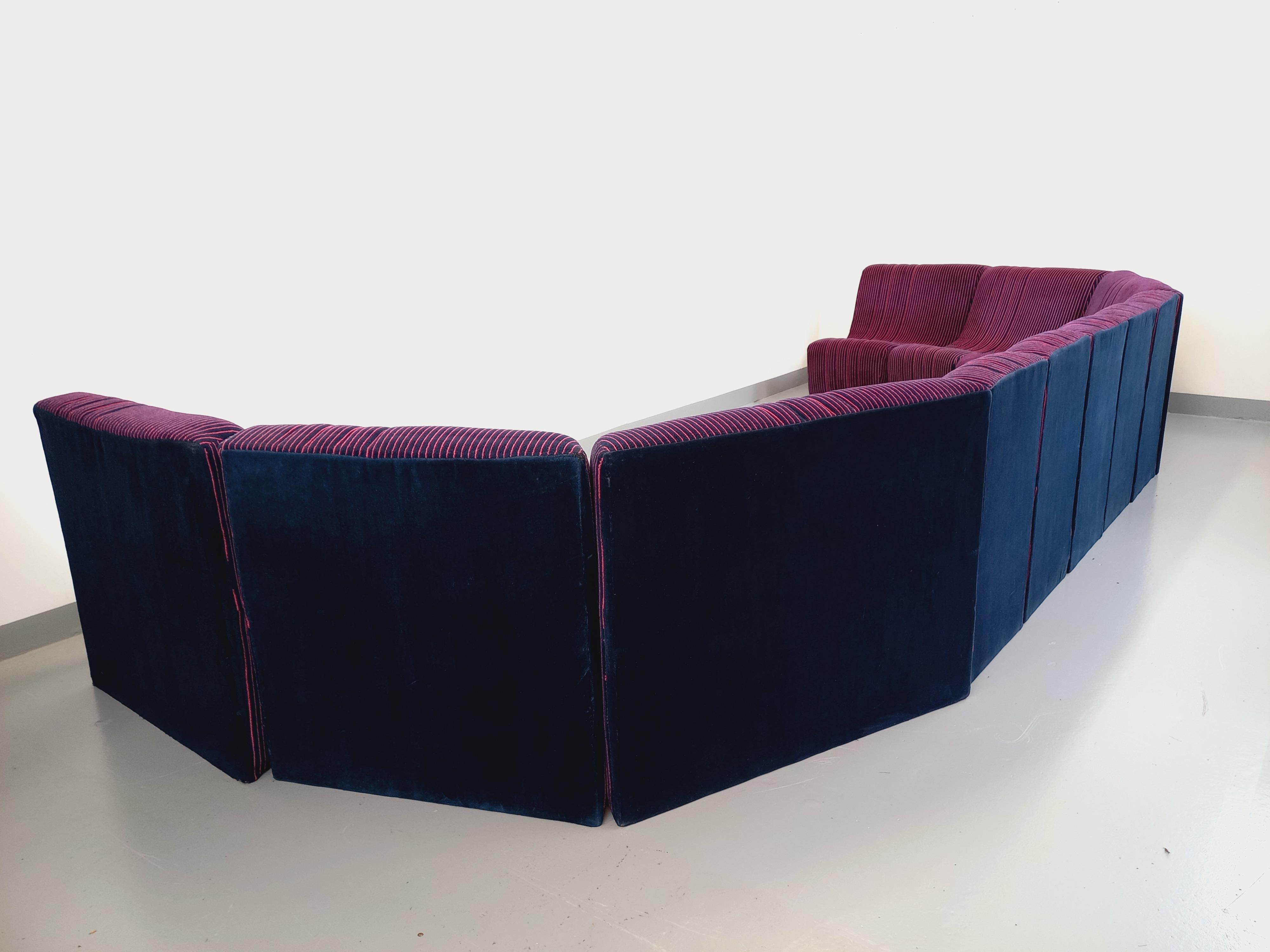 Canapé modulable vintage Snake composé de 11 modules chauffeuses et 3 poufs For Sale 3