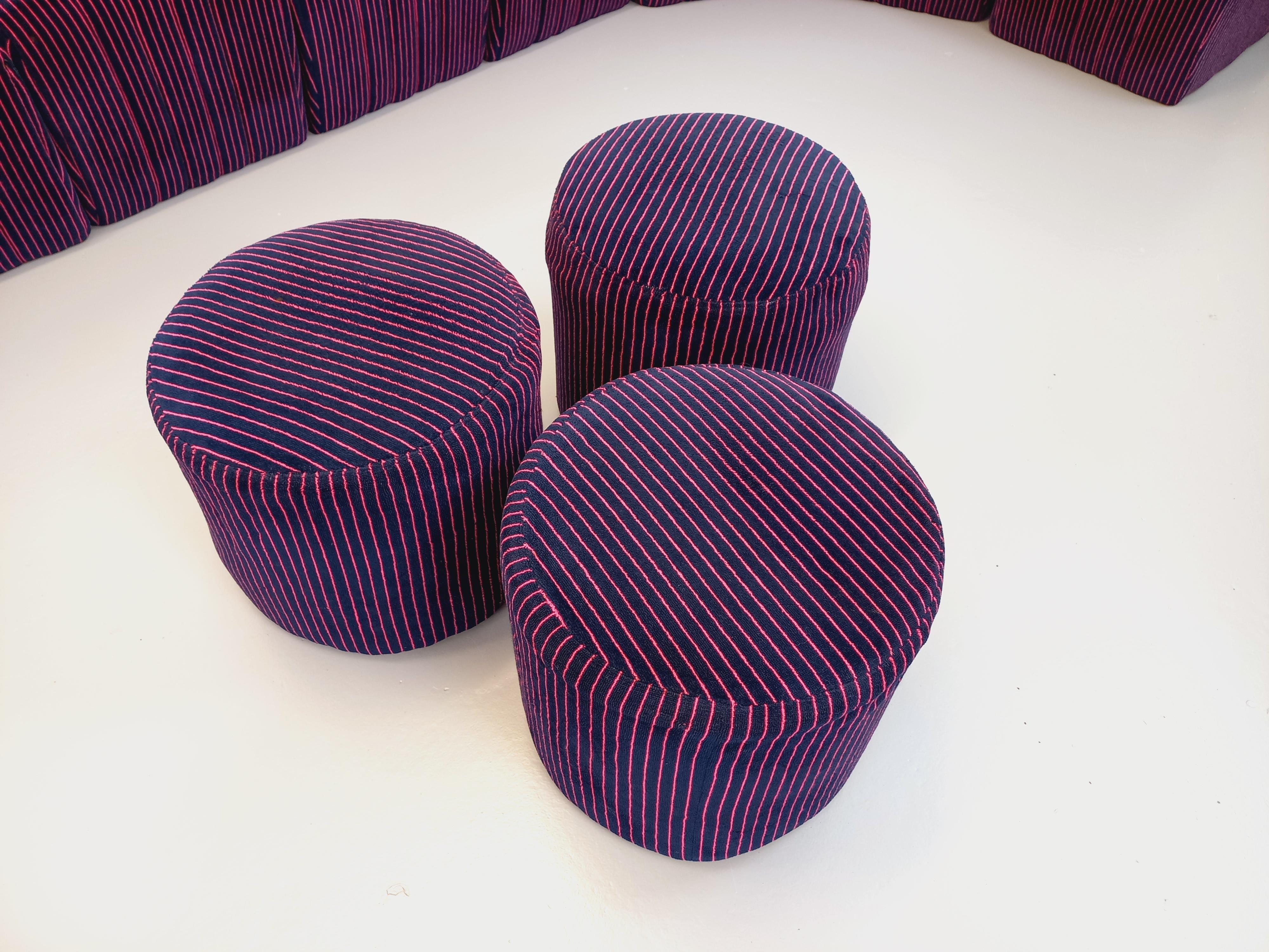 Canapé modulable vintage Snake composé de 11 modules chauffeuses et 3 poufs For Sale 4