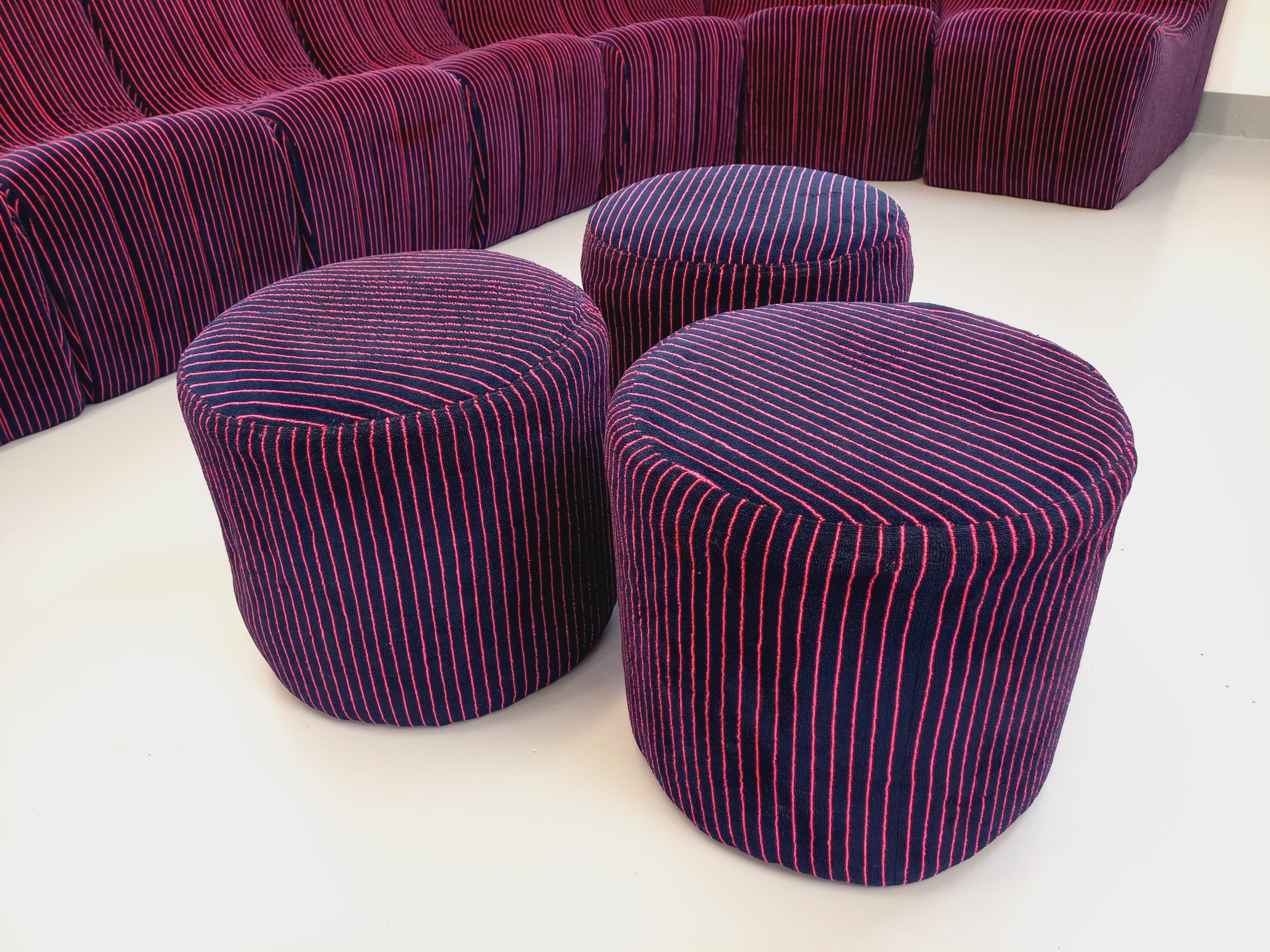 Canapé modulable vintage Snake composé de 11 modules chauffeuses et 3 poufs For Sale 5