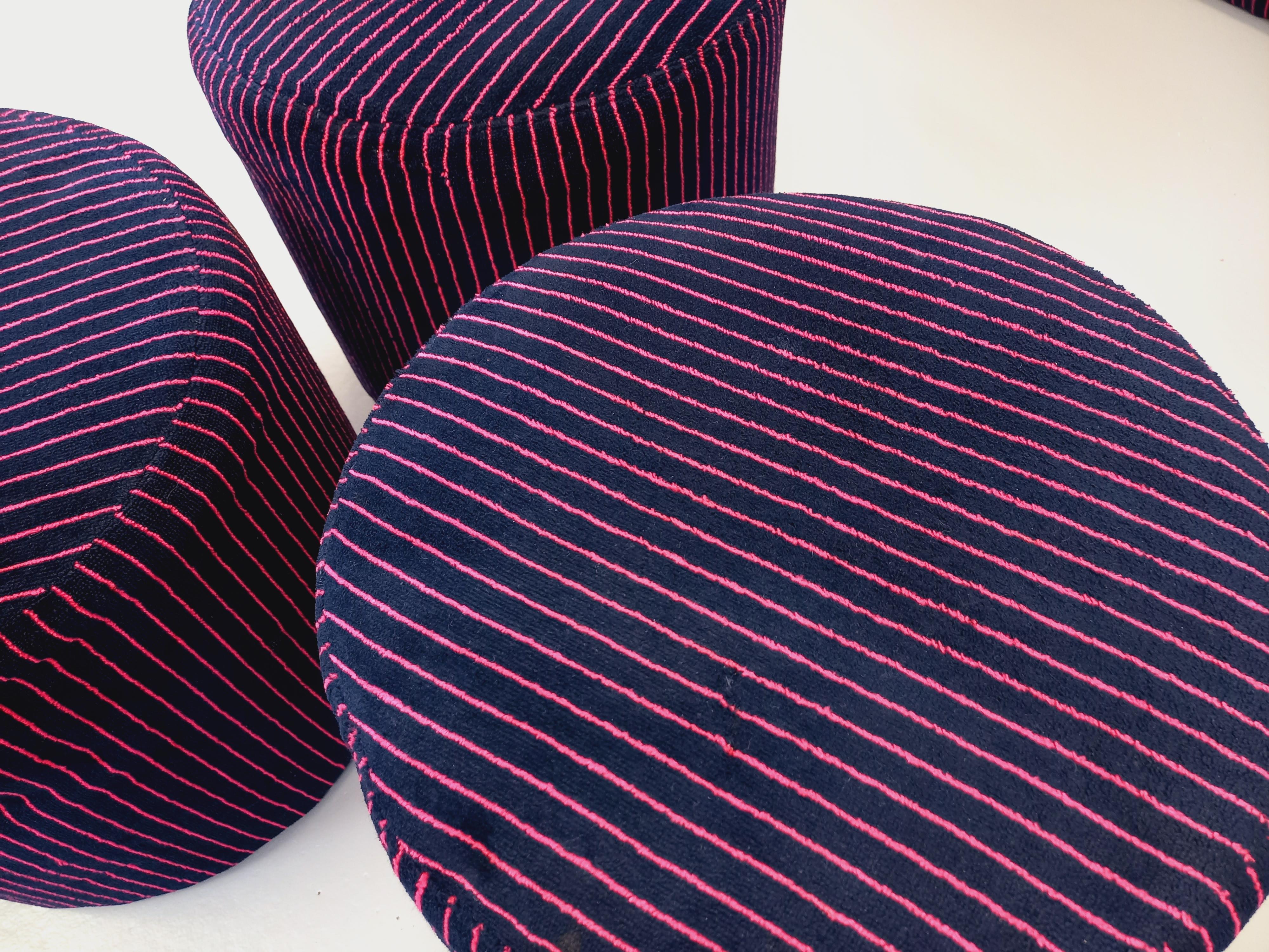 Canapé modulable vintage Snake composé de 11 modules chauffeuses et 3 poufs For Sale 7