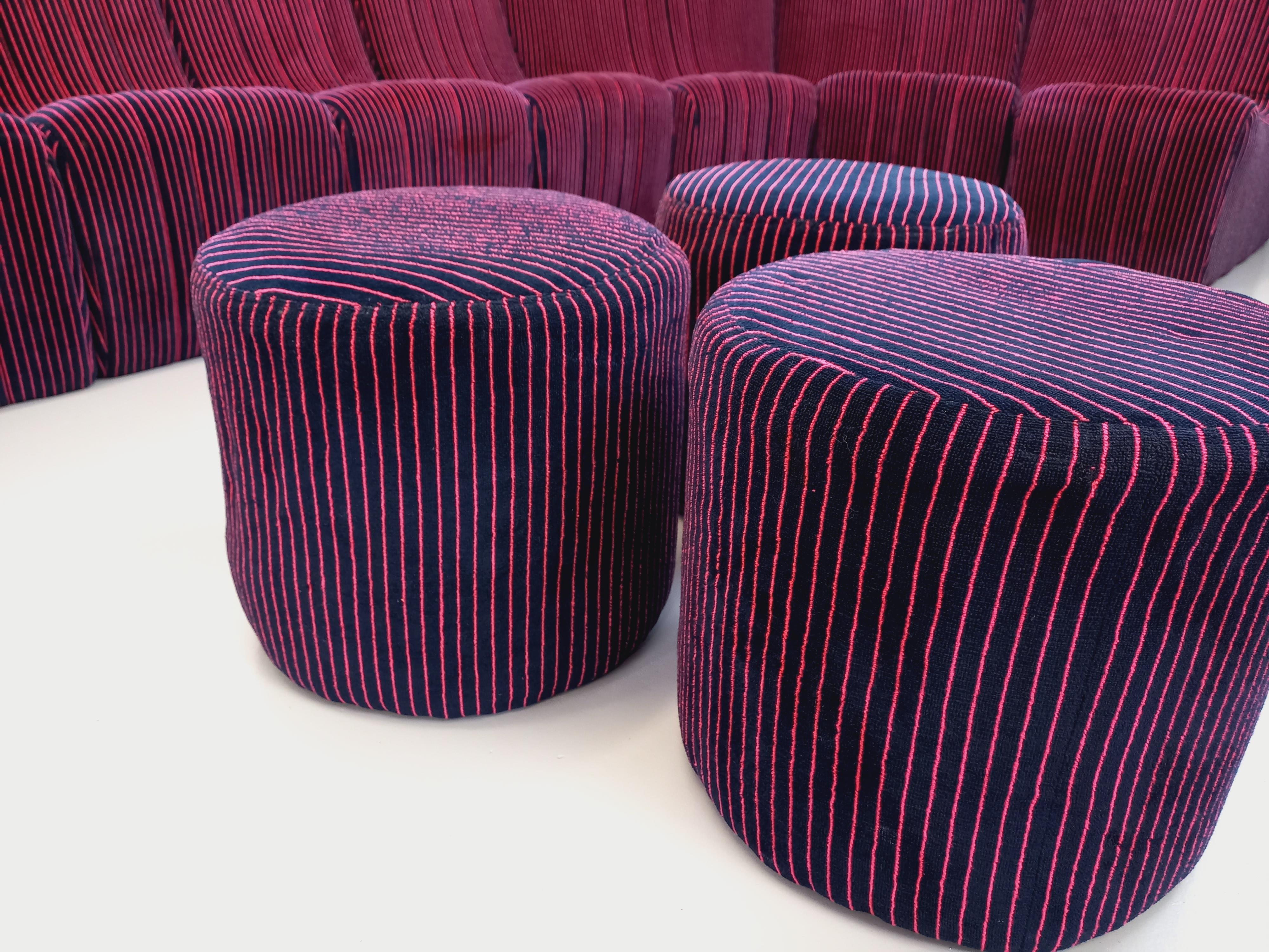 Canapé modulable vintage Snake composé de 11 modules chauffeuses et 3 poufs For Sale 8