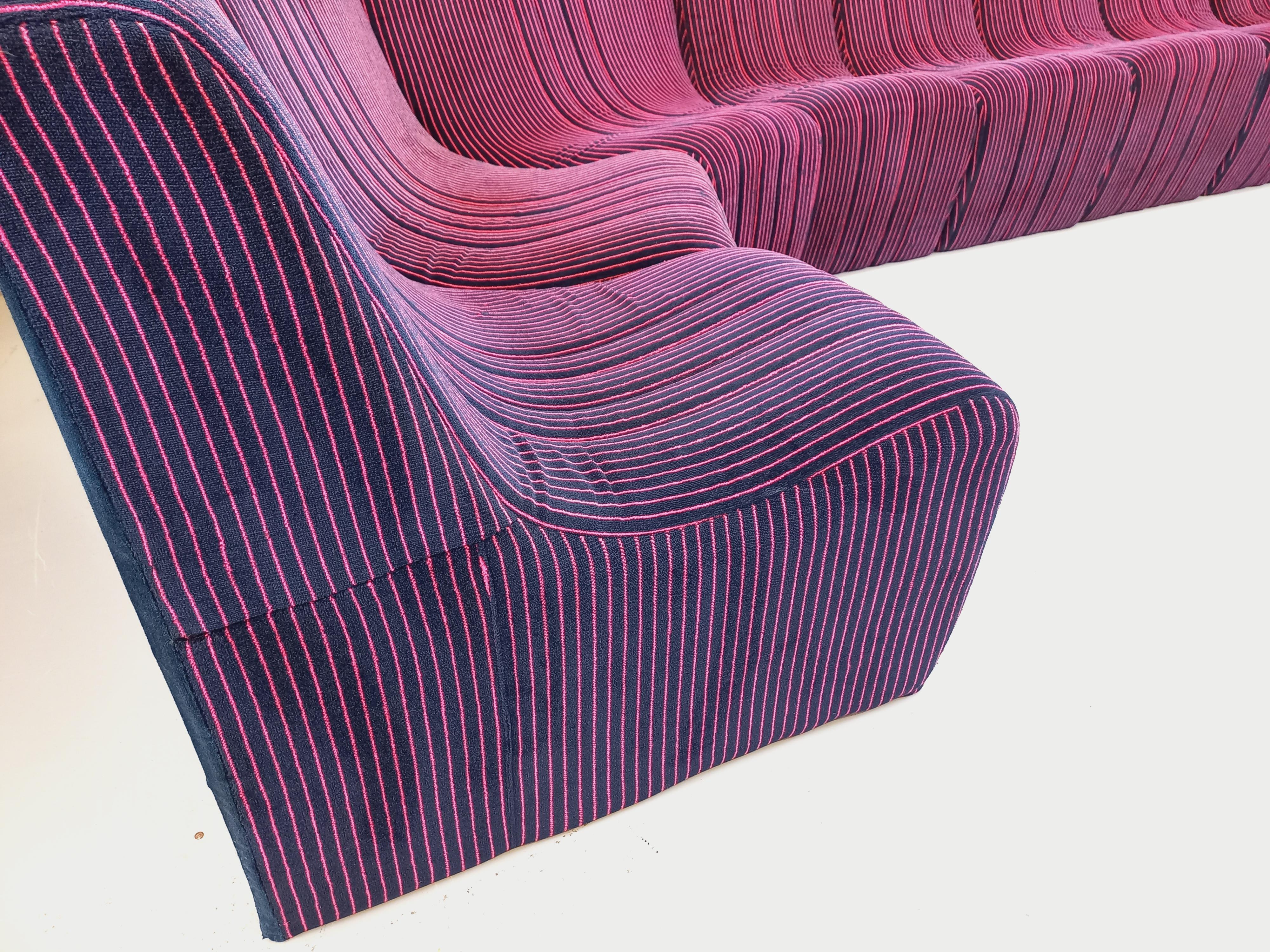 Canapé modulable vintage Snake composé de 11 modules chauffeuses et 3 poufs For Sale 9