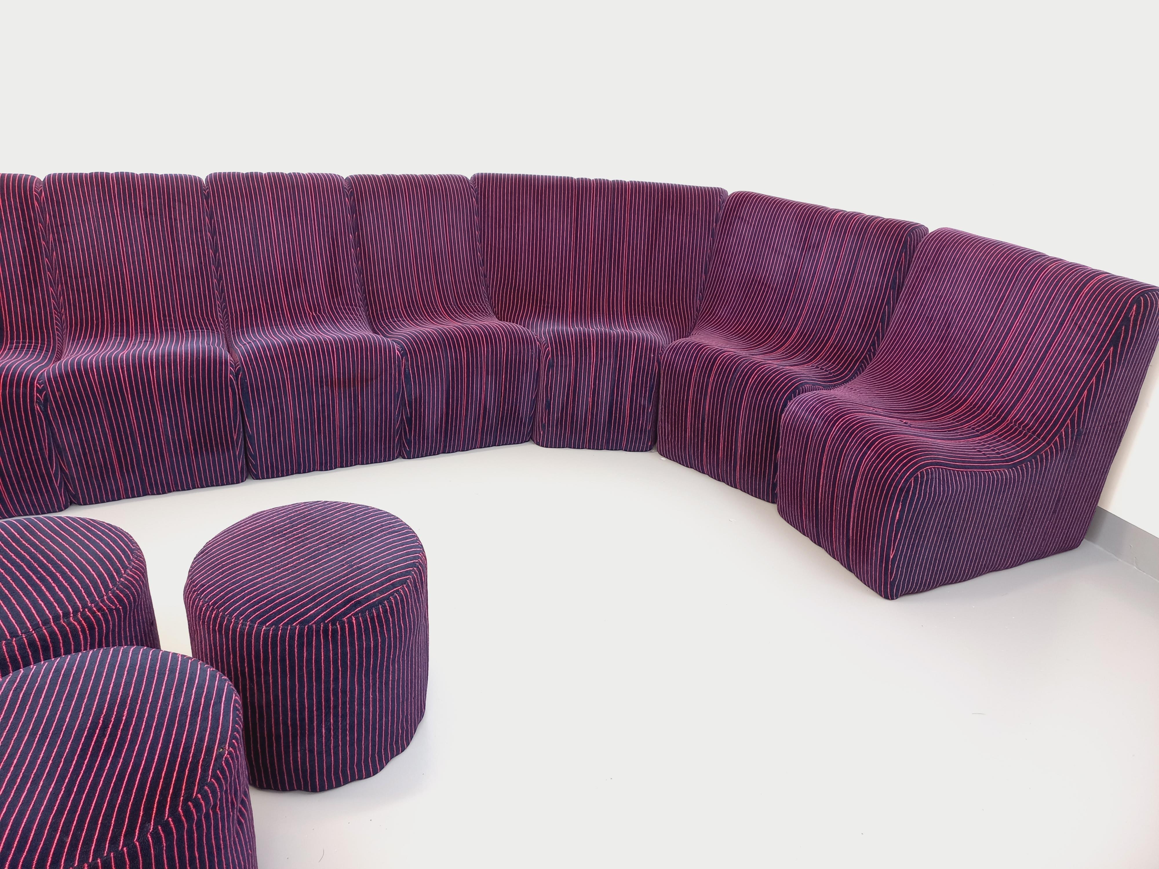 Canapé modulable vintage Snake composé de 11 modules chauffeuses et 3 poufs For Sale 11