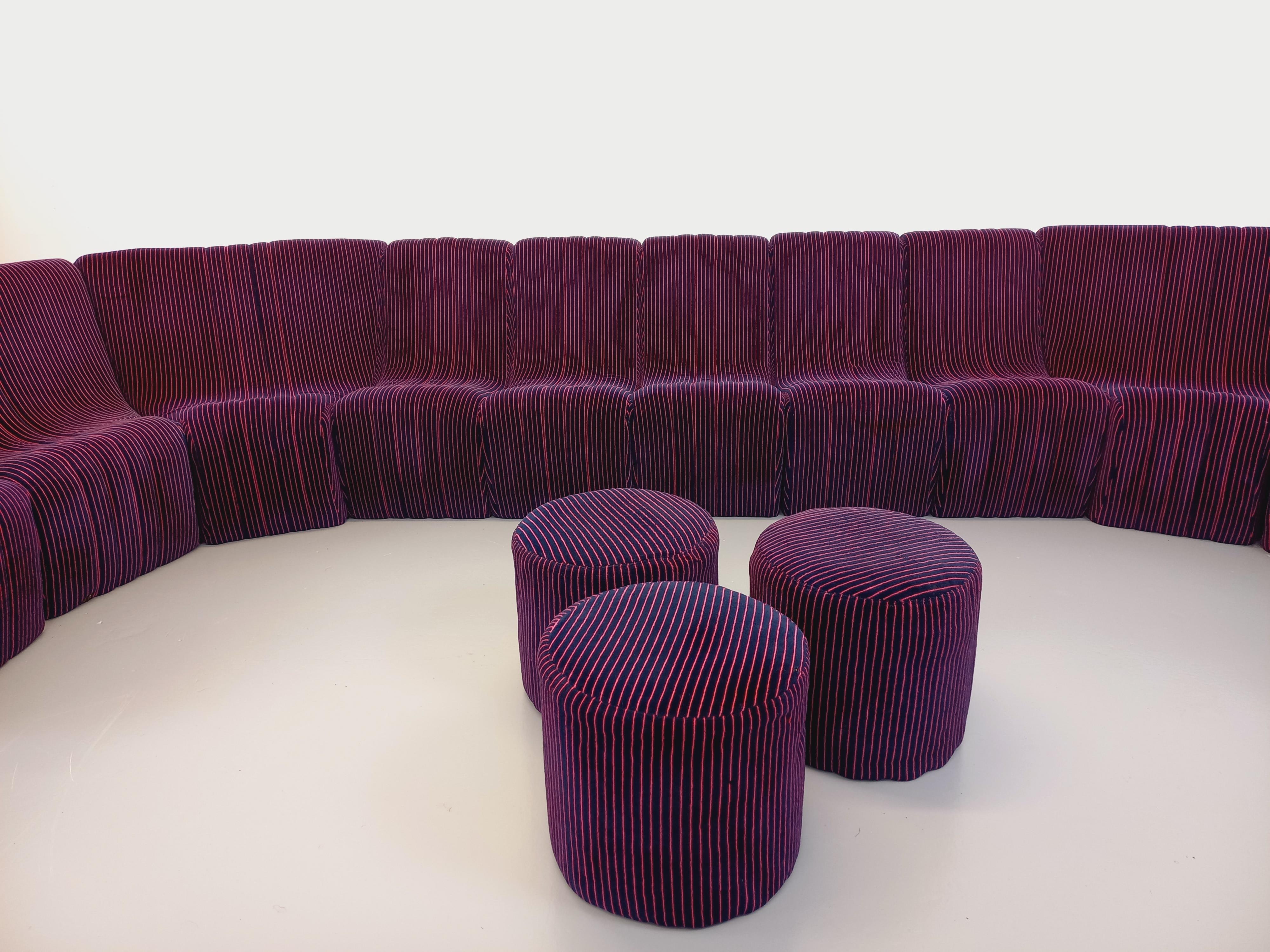 French Canapé modulable vintage Snake composé de 11 modules chauffeuses et 3 poufs For Sale