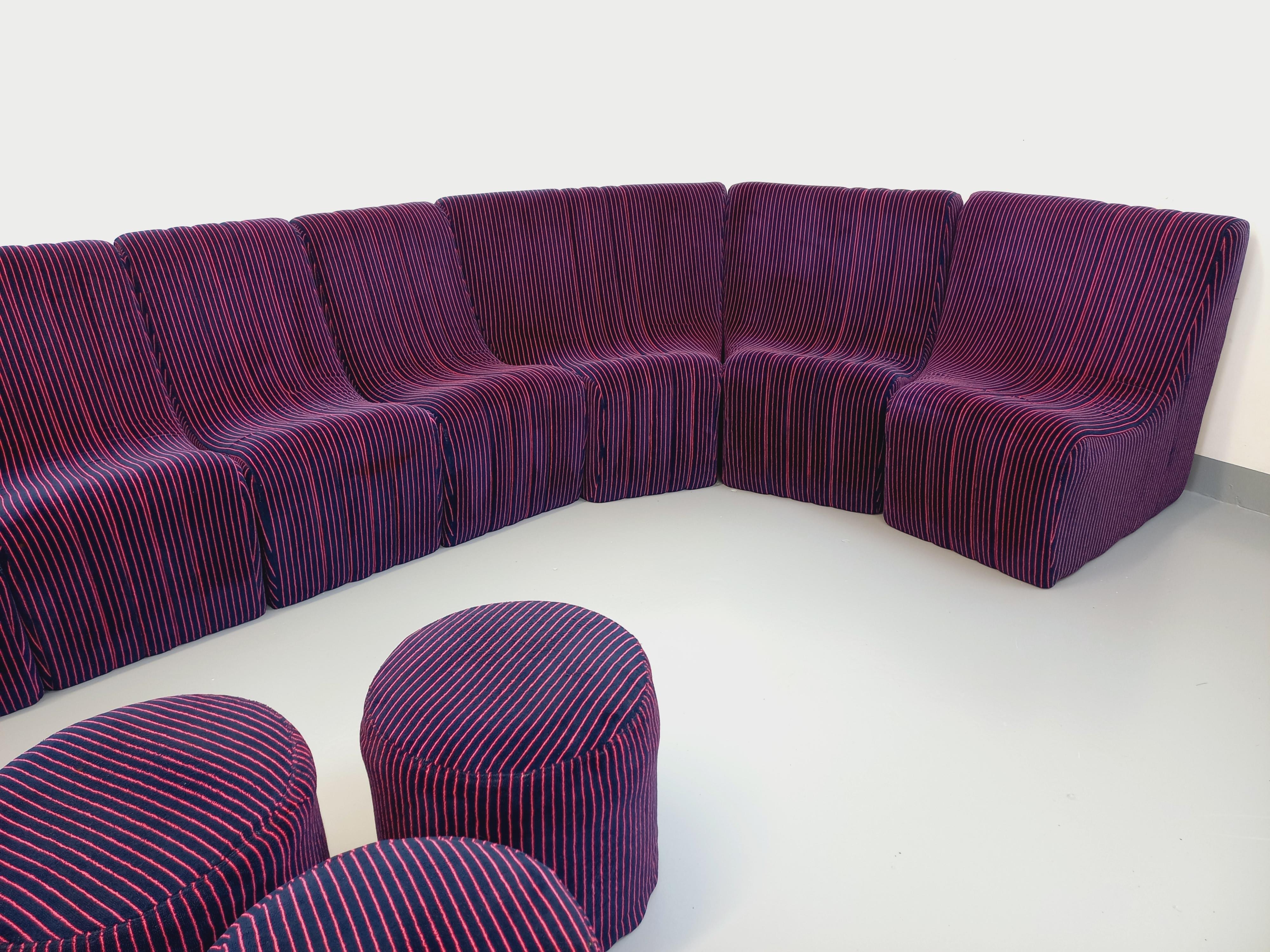 Canapé modulable vintage Snake composé de 11 modules chauffeuses et 3 poufs In Good Condition For Sale In BESANÇON, FR